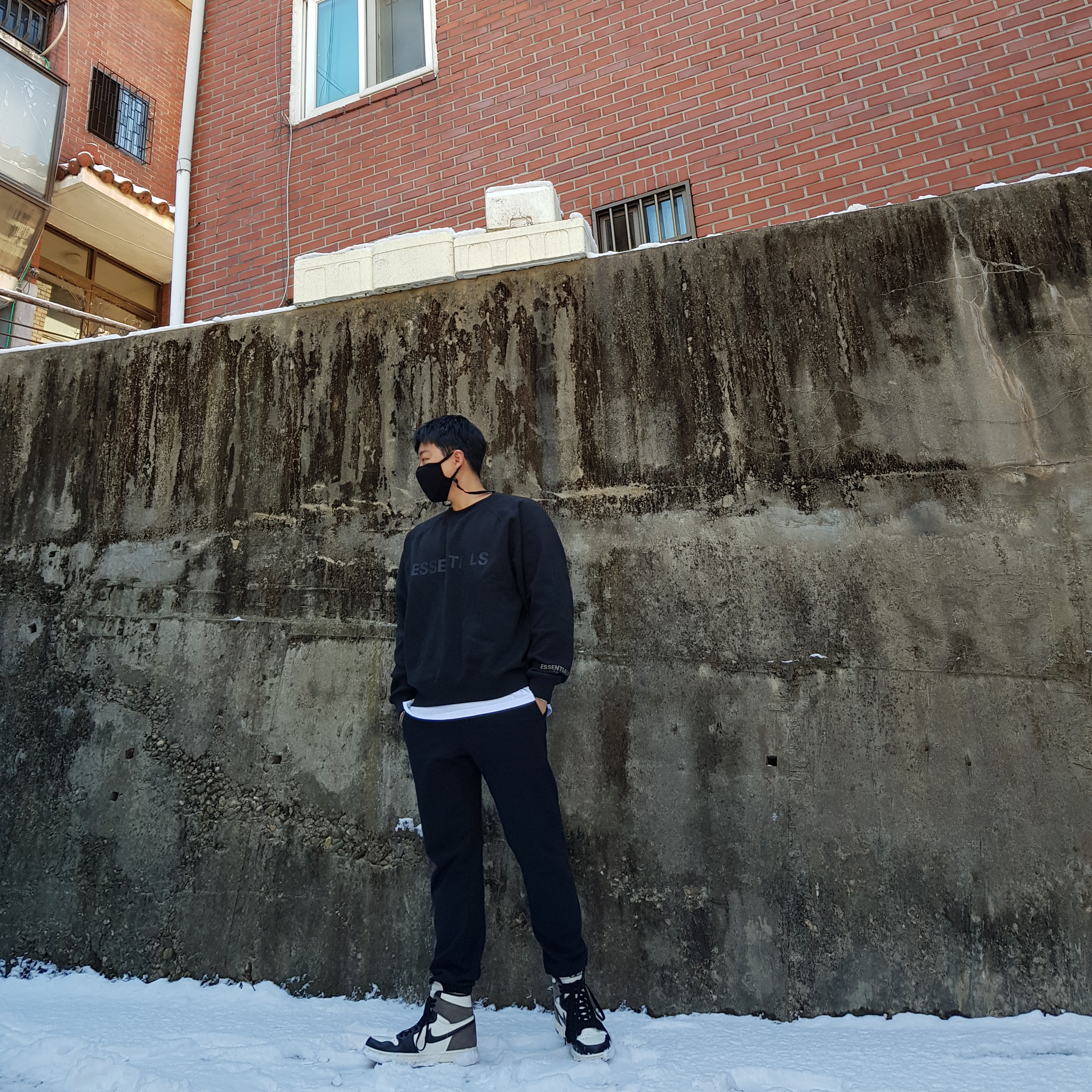 Jordan 1 Retro High OG Black Mocha, Essentials 3D Silicon Applique Crewneck Dark Slate/Black 2020 착용 스타일