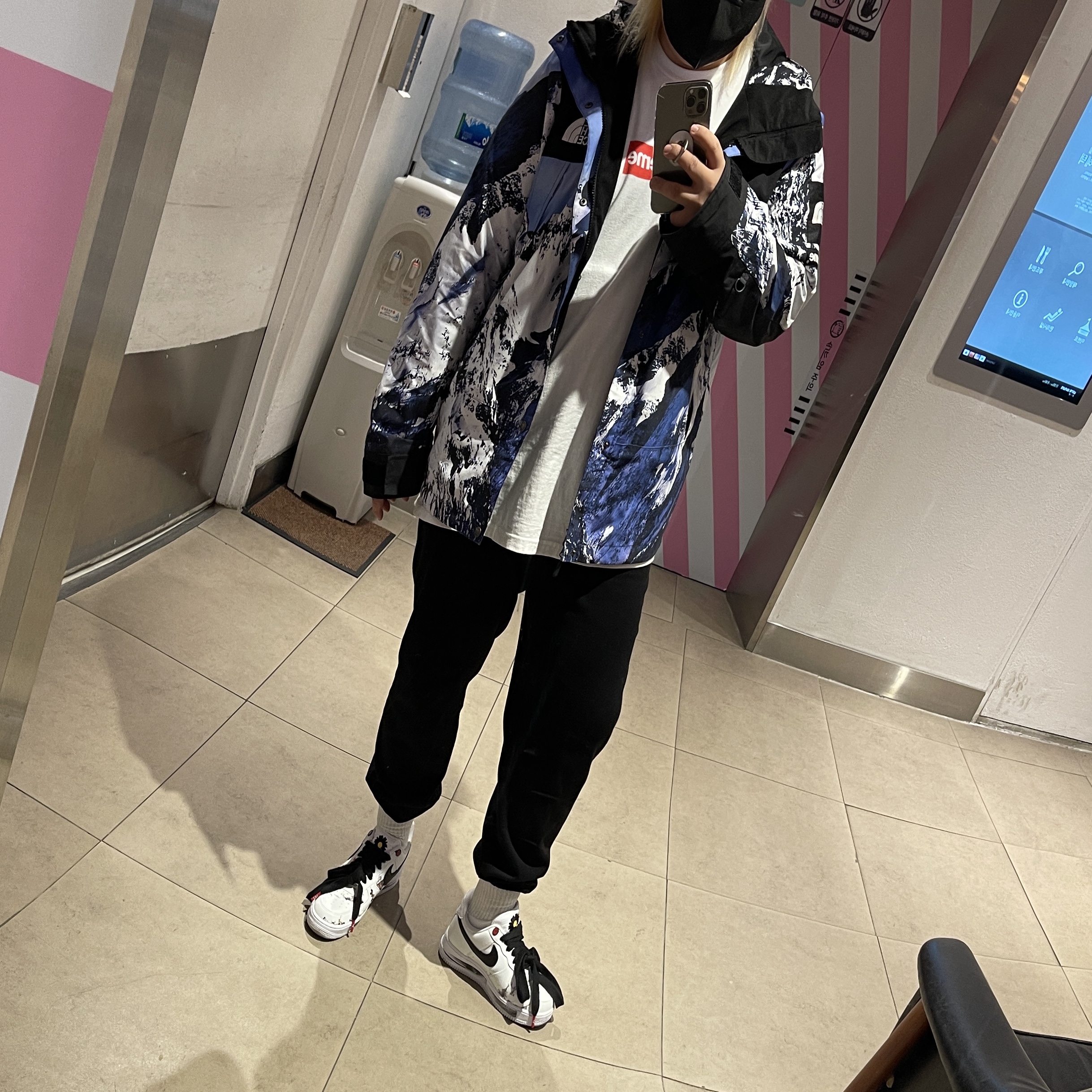 Supreme x The North Face Mountain Parka Blue White - 17FW, Nike x Peaceminusone Air Force 1 Low Para-Noise 2.0 착용 스타일