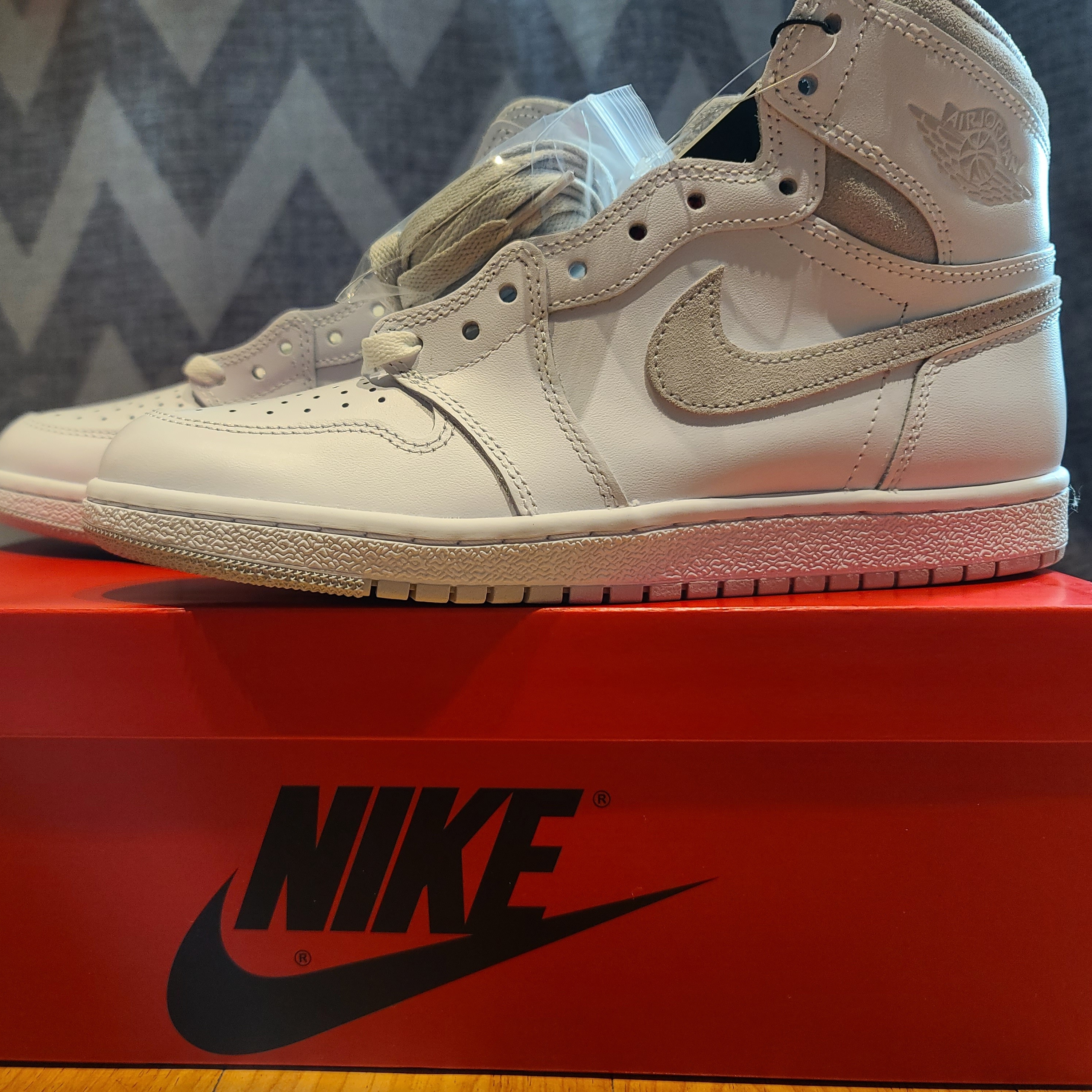 Jordan 1 High 85 Neutral Grey, Jordan 1 Low Gym Red White 착용 스타일 - 1