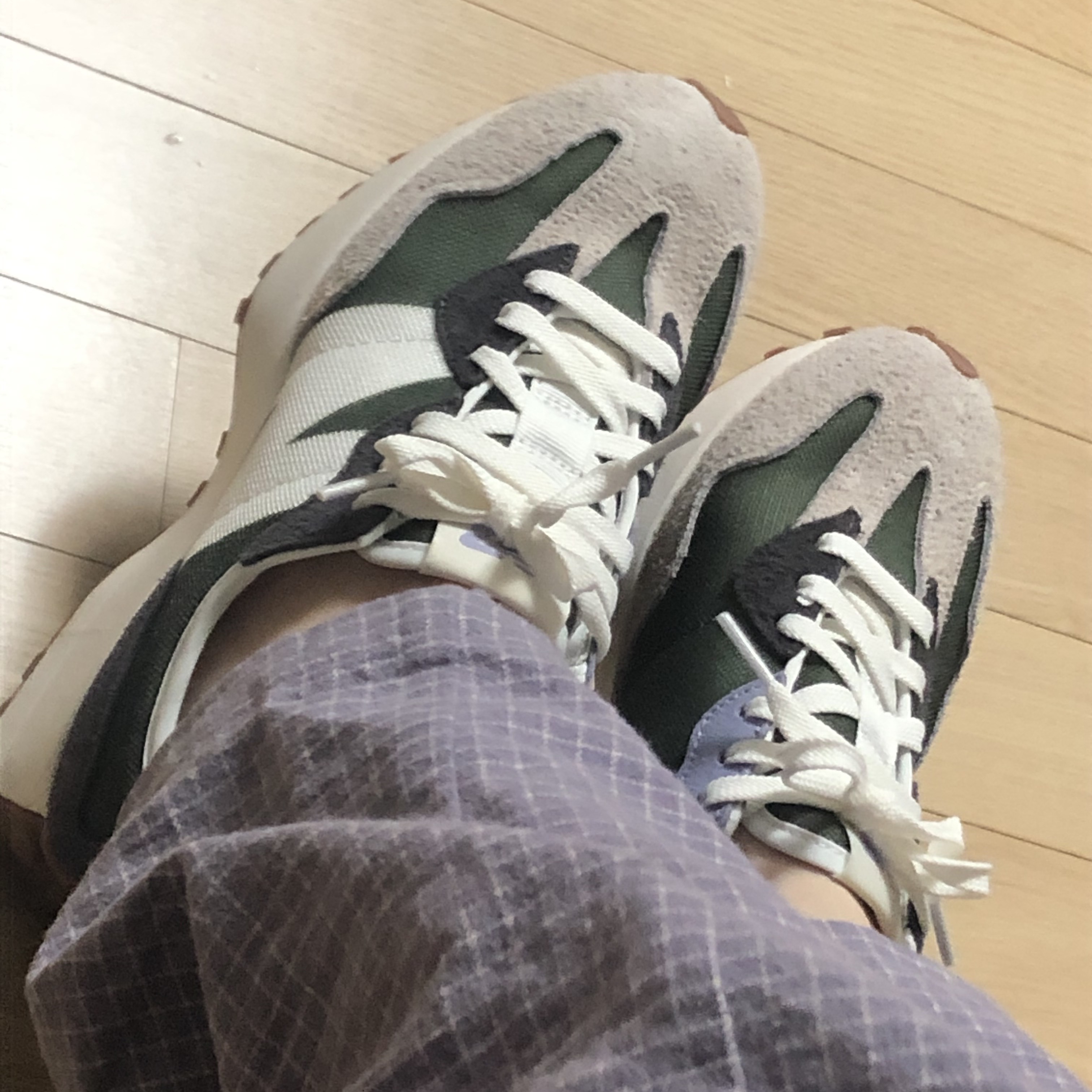 (W) New Balance 327 Oak Leaf Green 착용 스타일 - 2