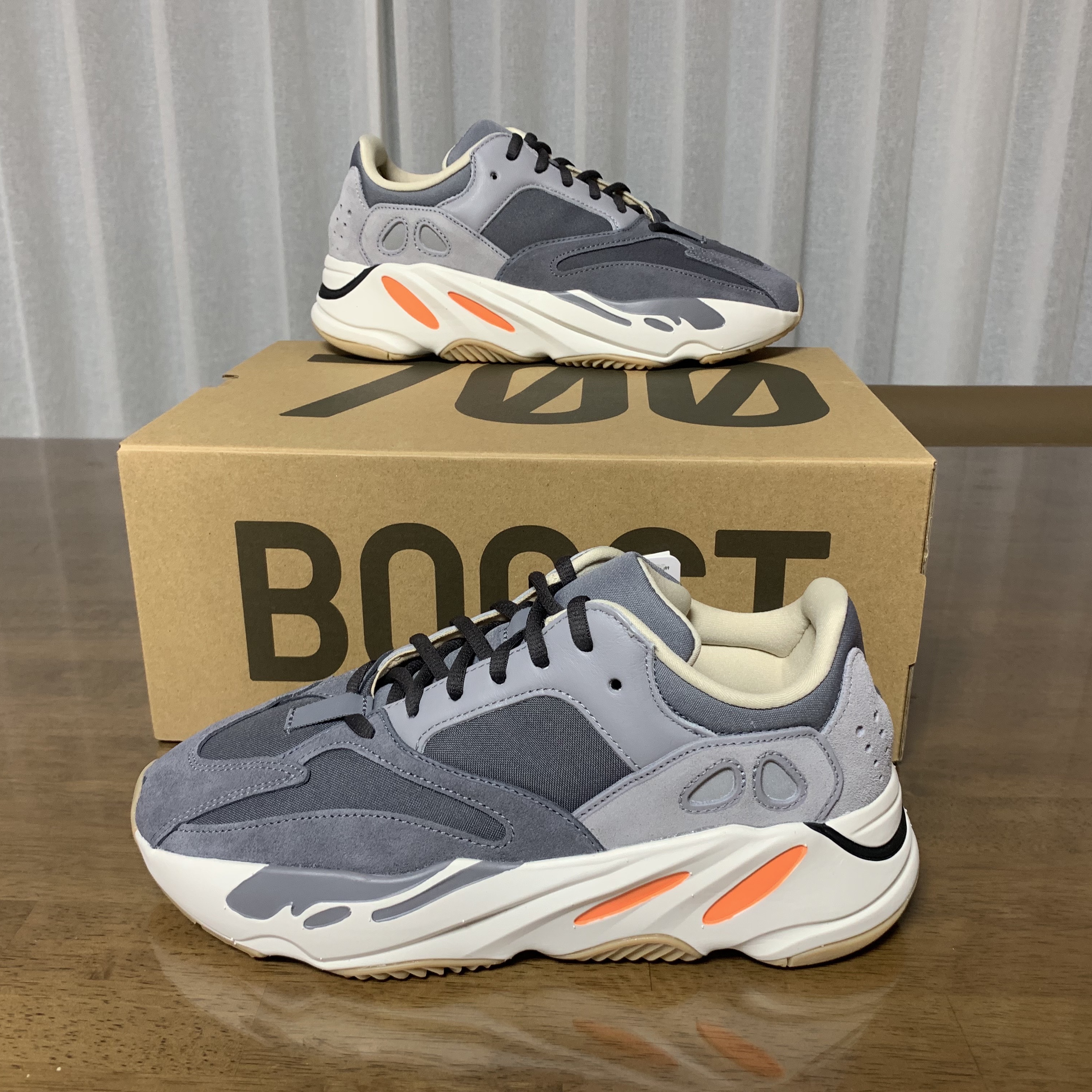 Adidas Yeezy Boost 700 Magnet 착용 스타일