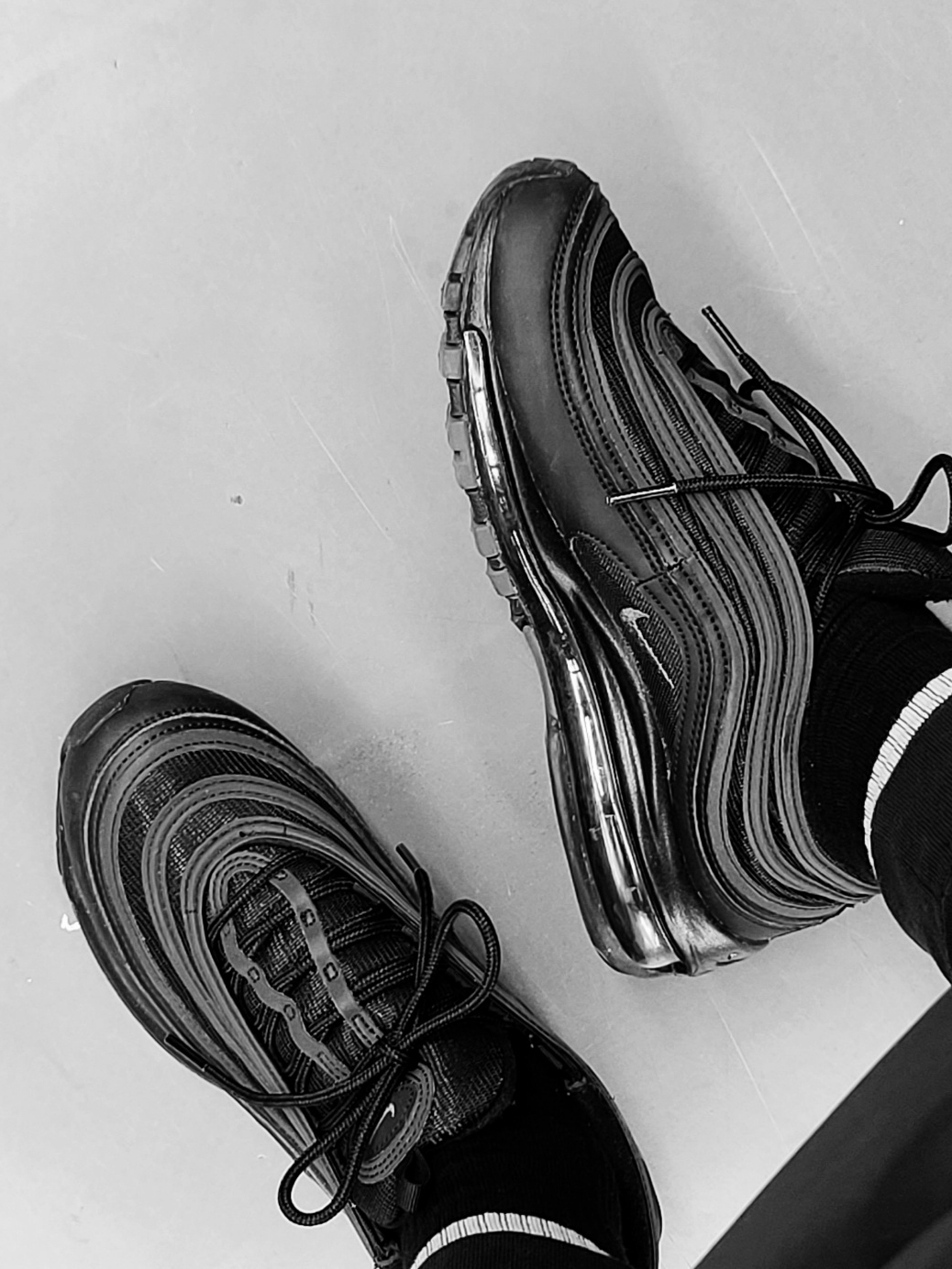 Nike Air Max 97 Triple Black 착용 스타일 - 2