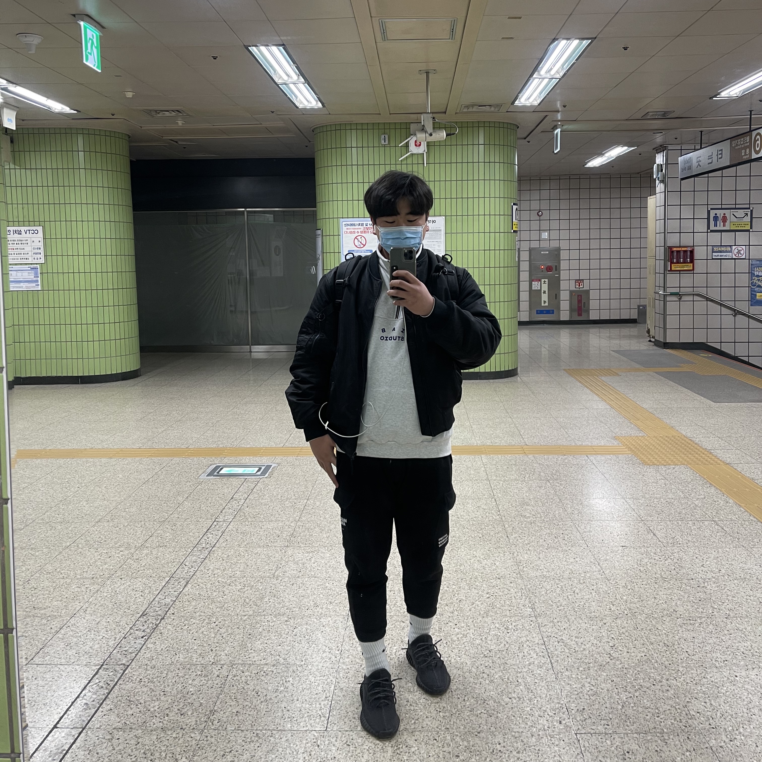Adidas Yeezy Boost 350 V2 Black - Non-Reflective, IAB Studio Half Zip Pullover Light Gray 착용 스타일