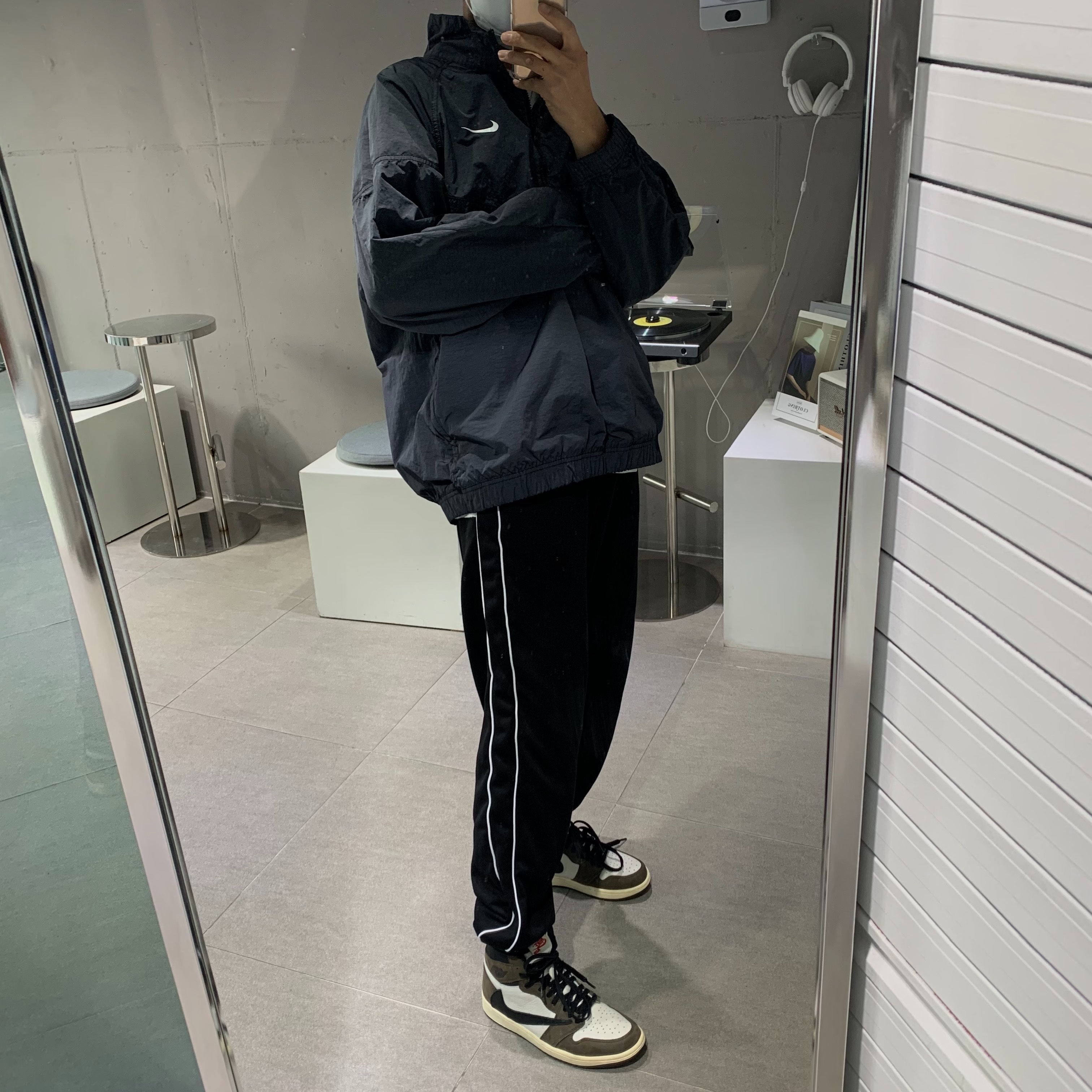 Nike x Stussy Windrunner Jacket Off Noir, Jordan 1 x Travis Scott Retro High OG SP Mocha 착용 스타일