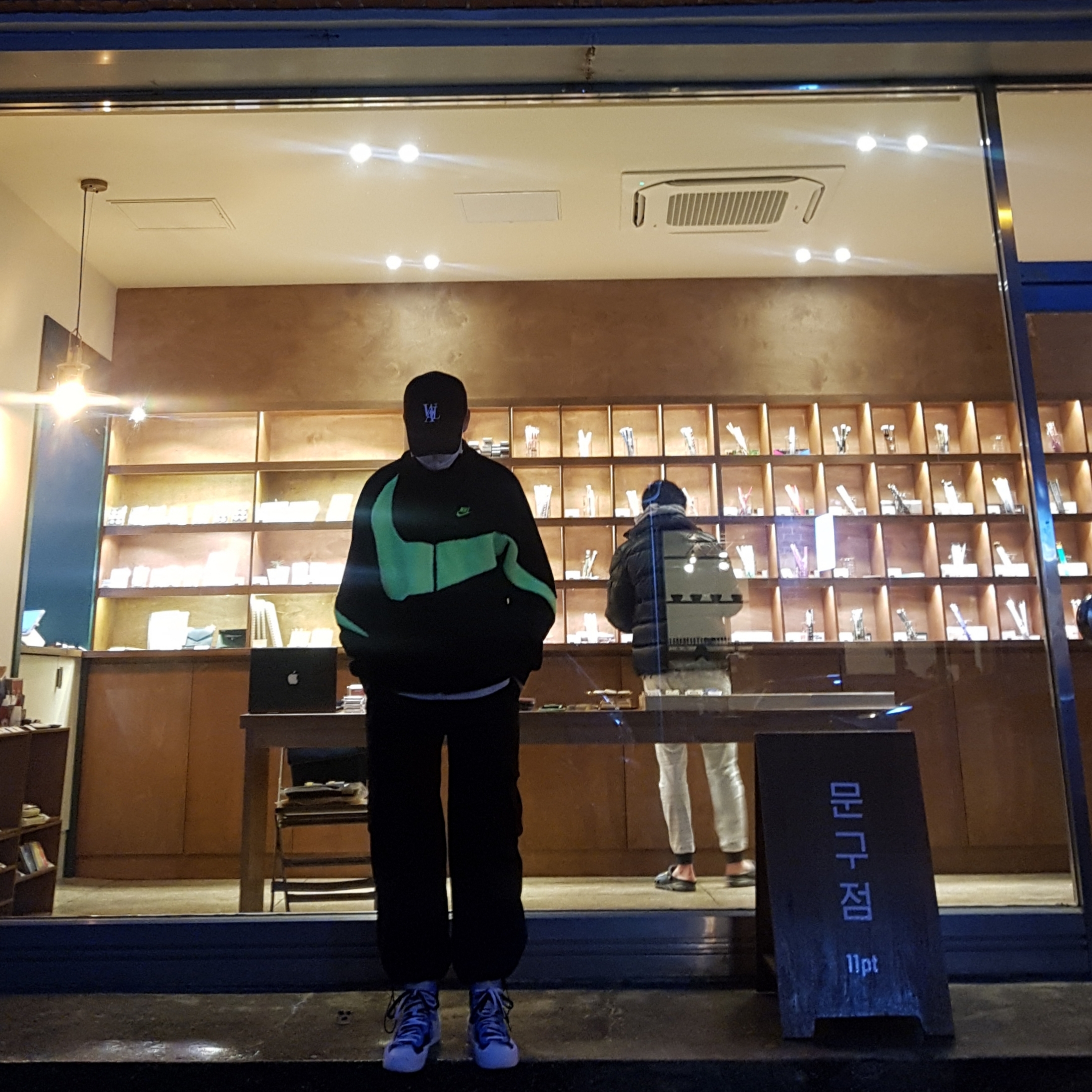 Nike x Sacai Blazer Mid White Black Legend Blue 착용 스타일