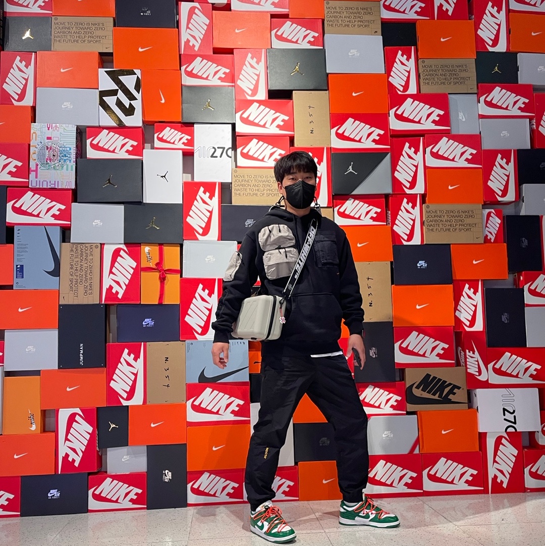 Nike x Off-White Dunk Low Pine Green, Nike x Drake Nocta Essential Track Pants Black - Asia 착용 스타일