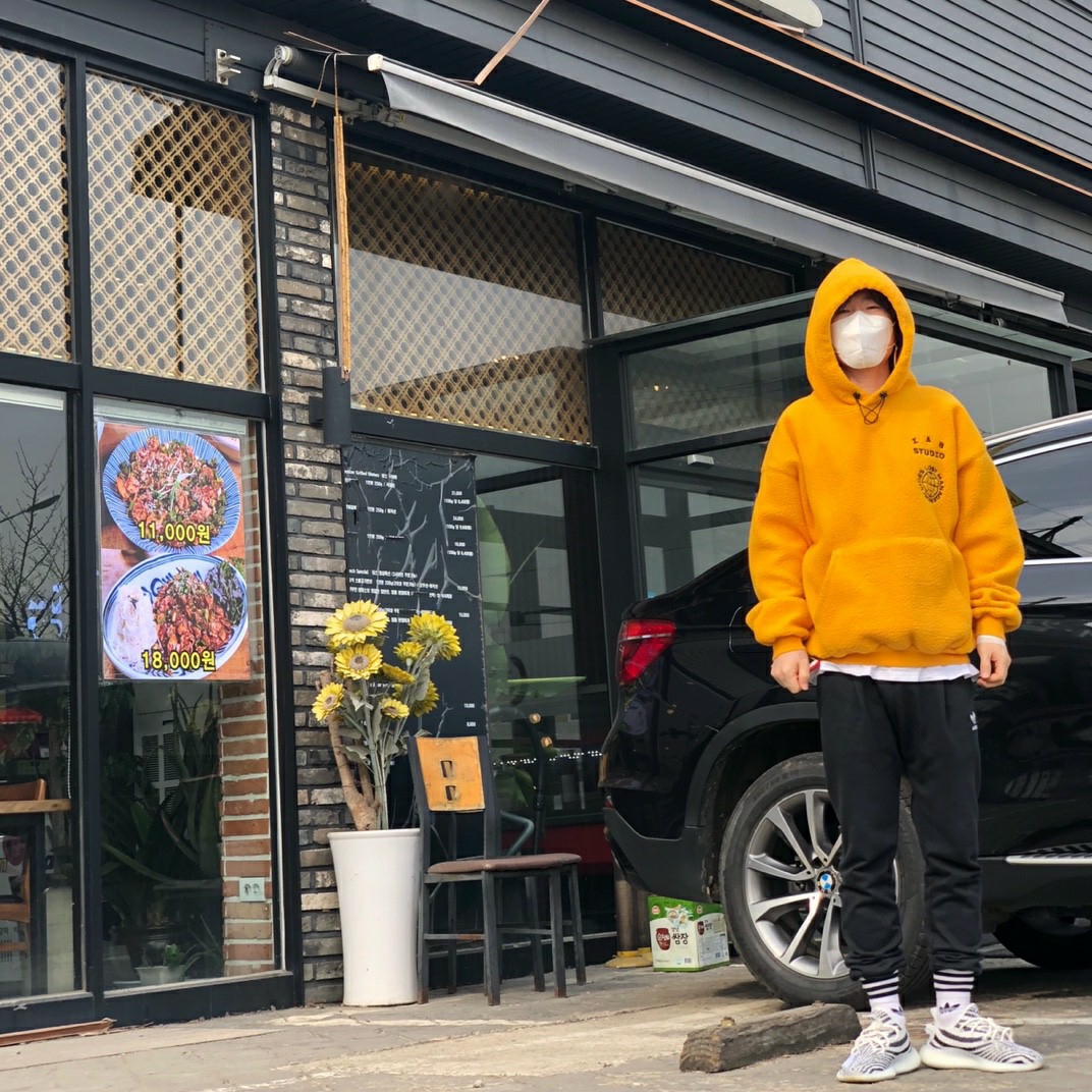 IAB Studio x LMC Boa Fleece Hoodie Yellow, Adidas Yeezy Boost 350 V2 Zebra 2017/2019/2020 착용 스타일