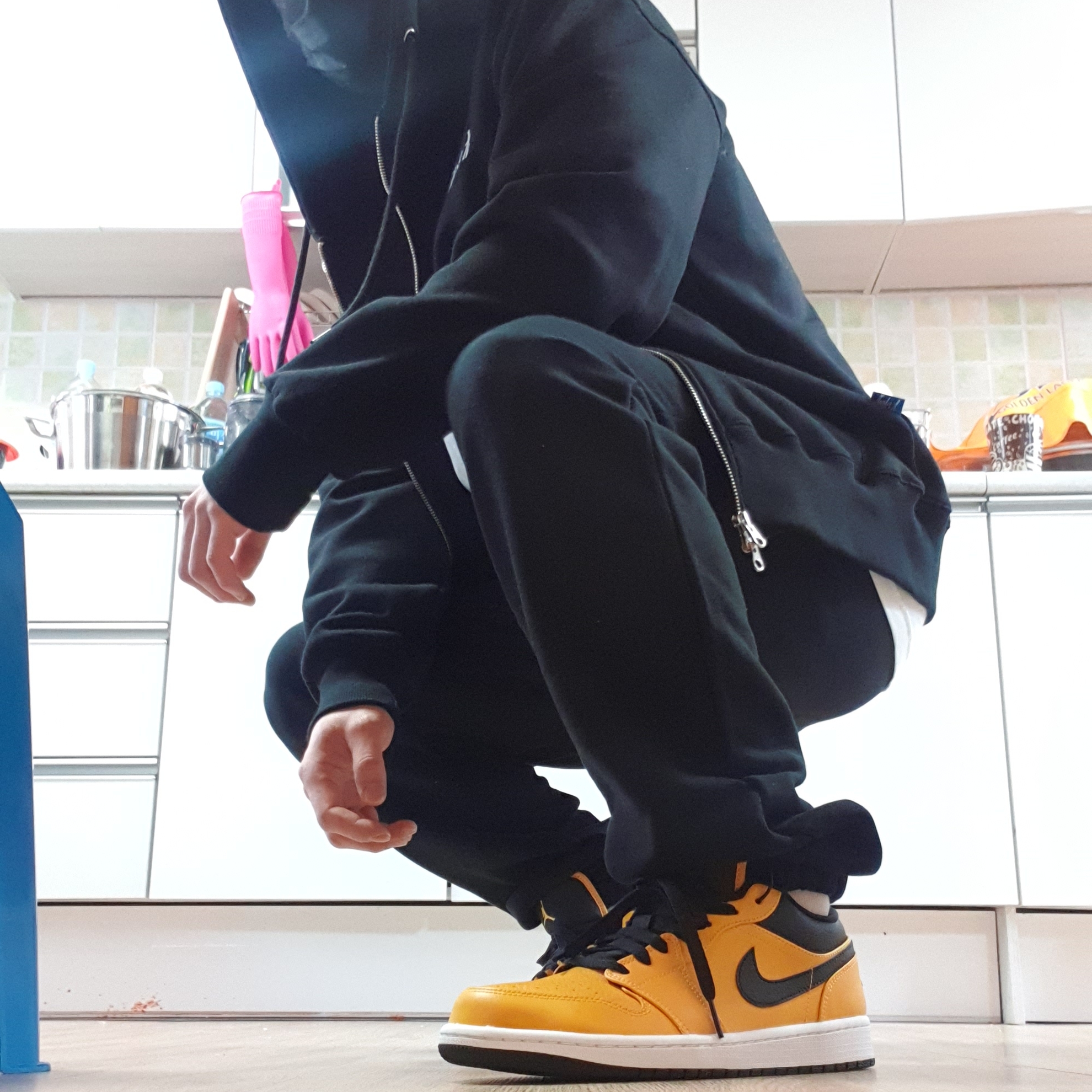 Jordan 1 Low University Gold Black 착용 스타일