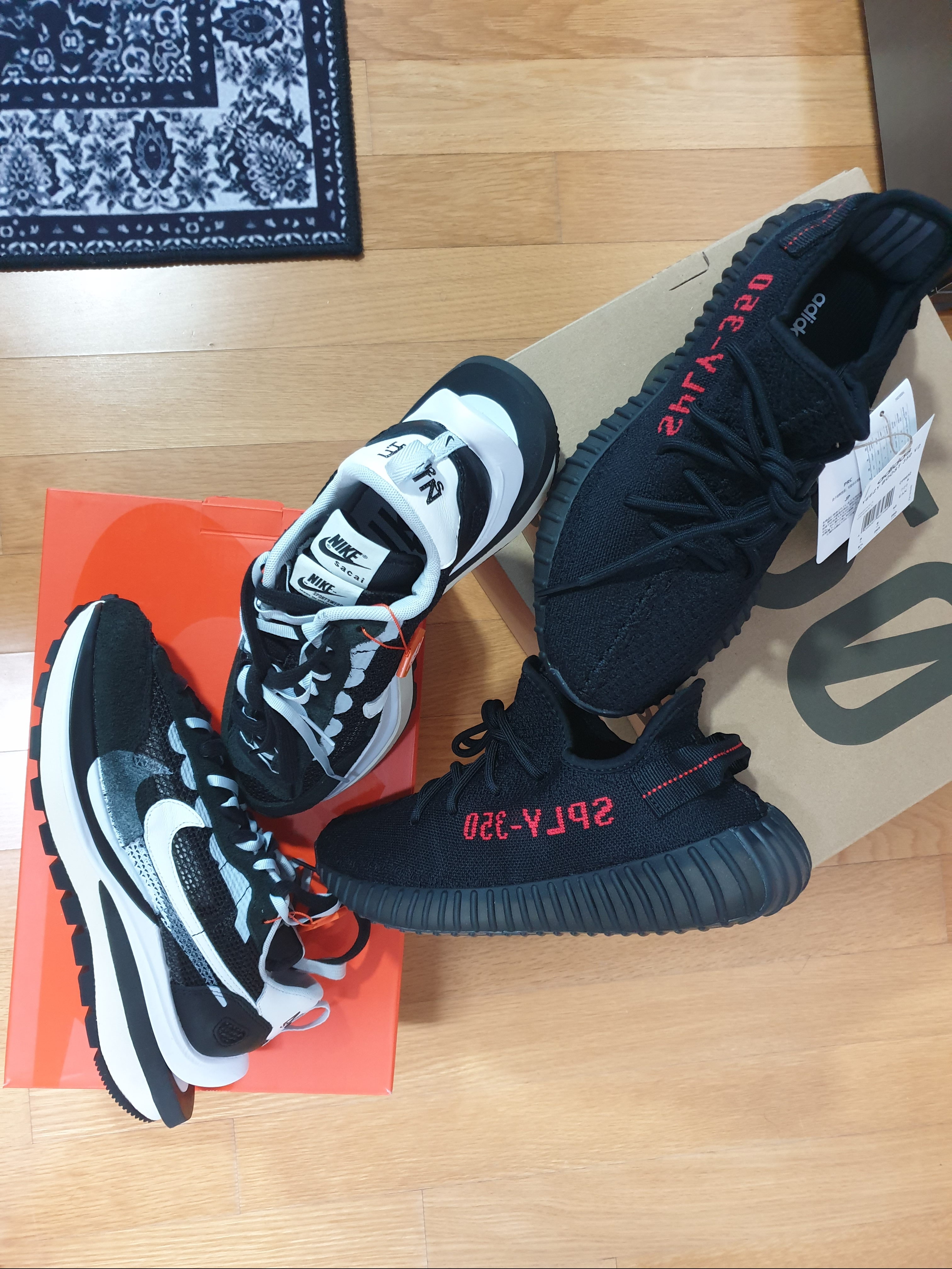 Nike x Sacai VaporWaffle Black White, Adidas Yeezy Boost 350 V2 Black Red 2020 착용 스타일