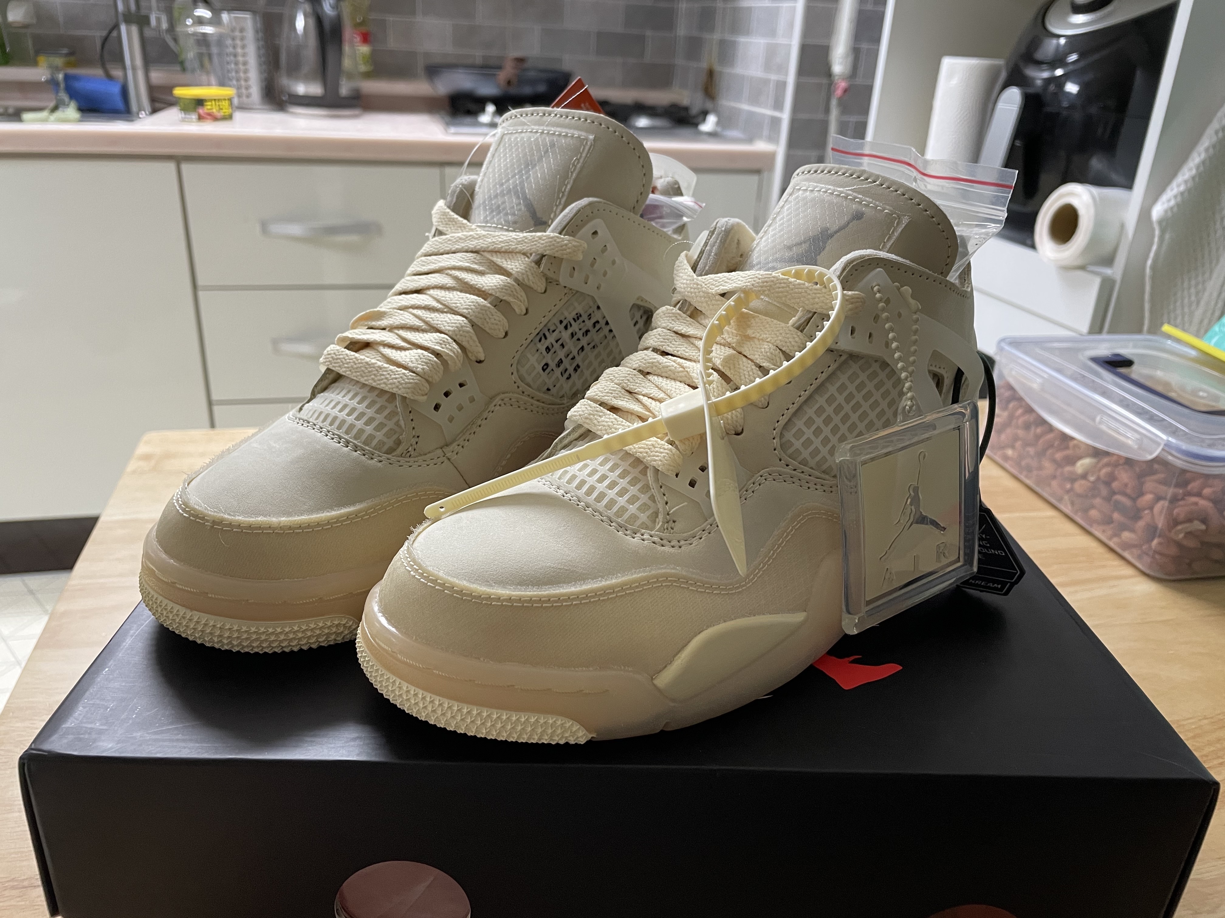 (W) Jordan 4 x Off-White Retro SP Sail 착용 스타일