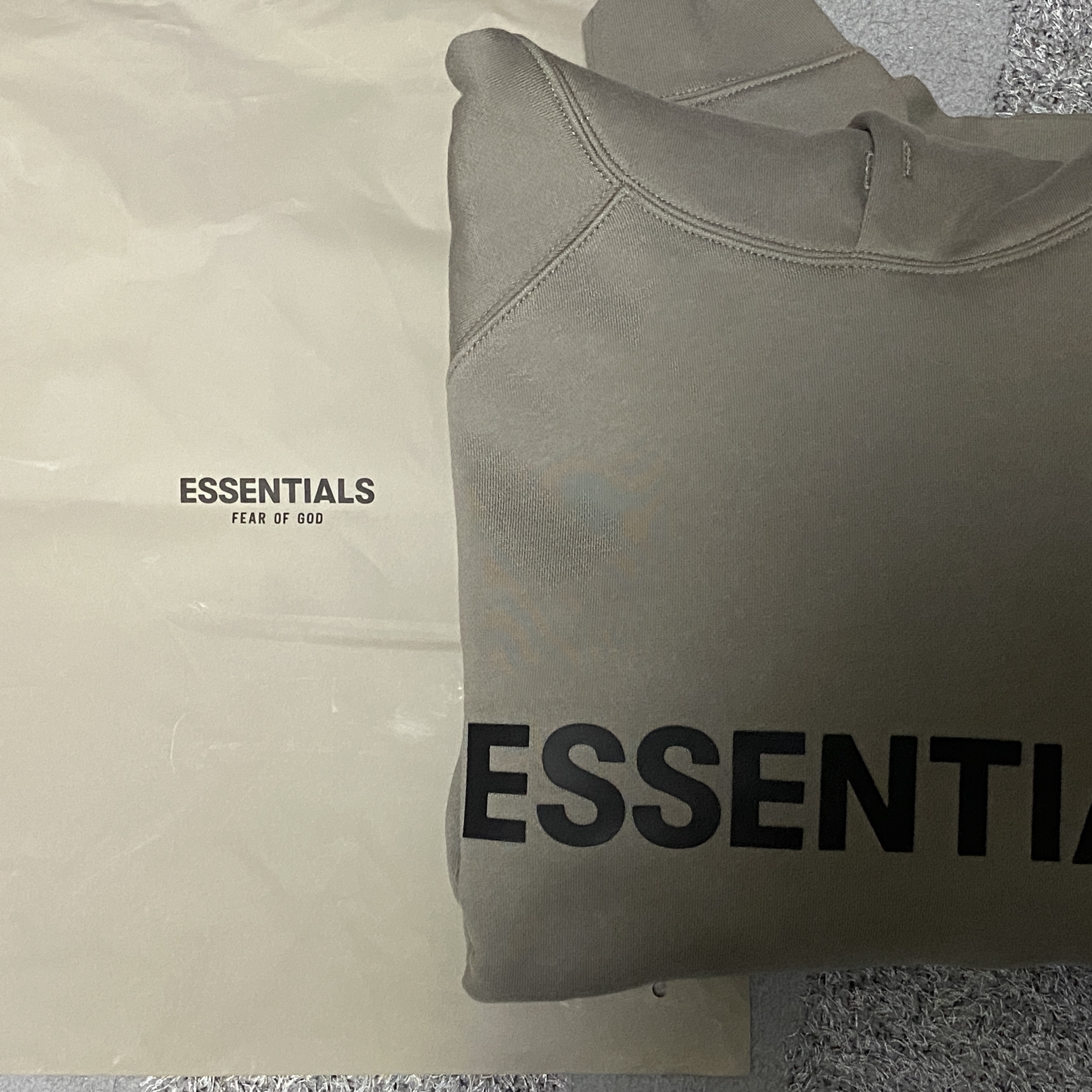 Essentials Sweatpants Cement - 20FW, Essentials 3D Silicon Applique Pullover Hoodie Cement - 20FW 착용 스타일 - 3