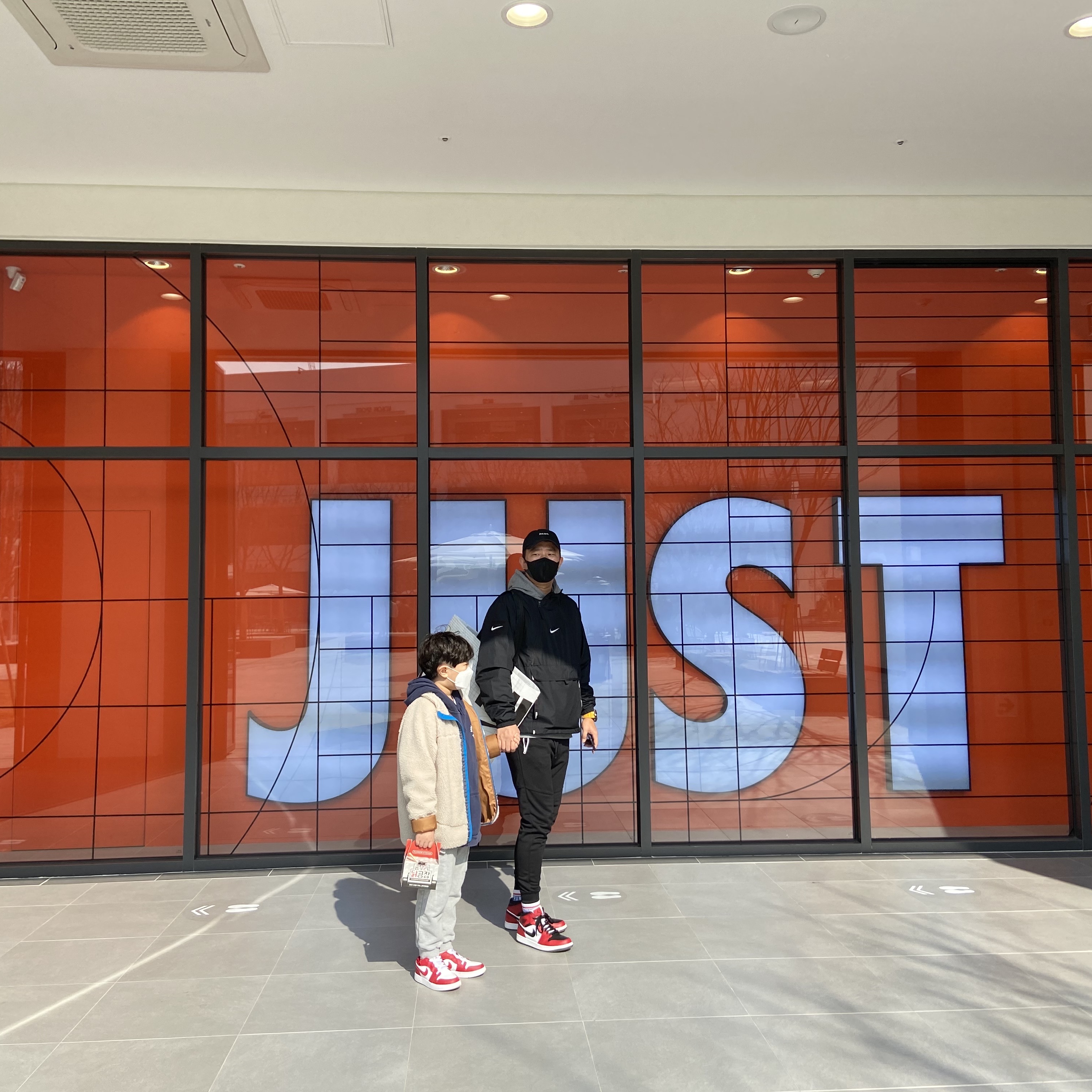 Jordan 1 Mid Chicago Black Toe, Jordan 1 Low Gym Red White 착용 스타일 - 1