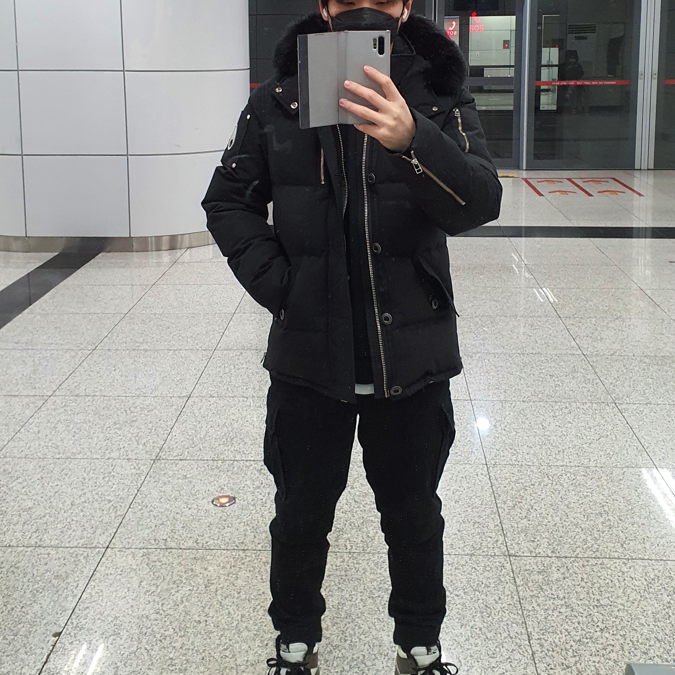 Jordan 1 Retro High OG Black Mocha, Nike x Drake Nocta Essential Hoodie Black - Asia 착용 스타일 - 1