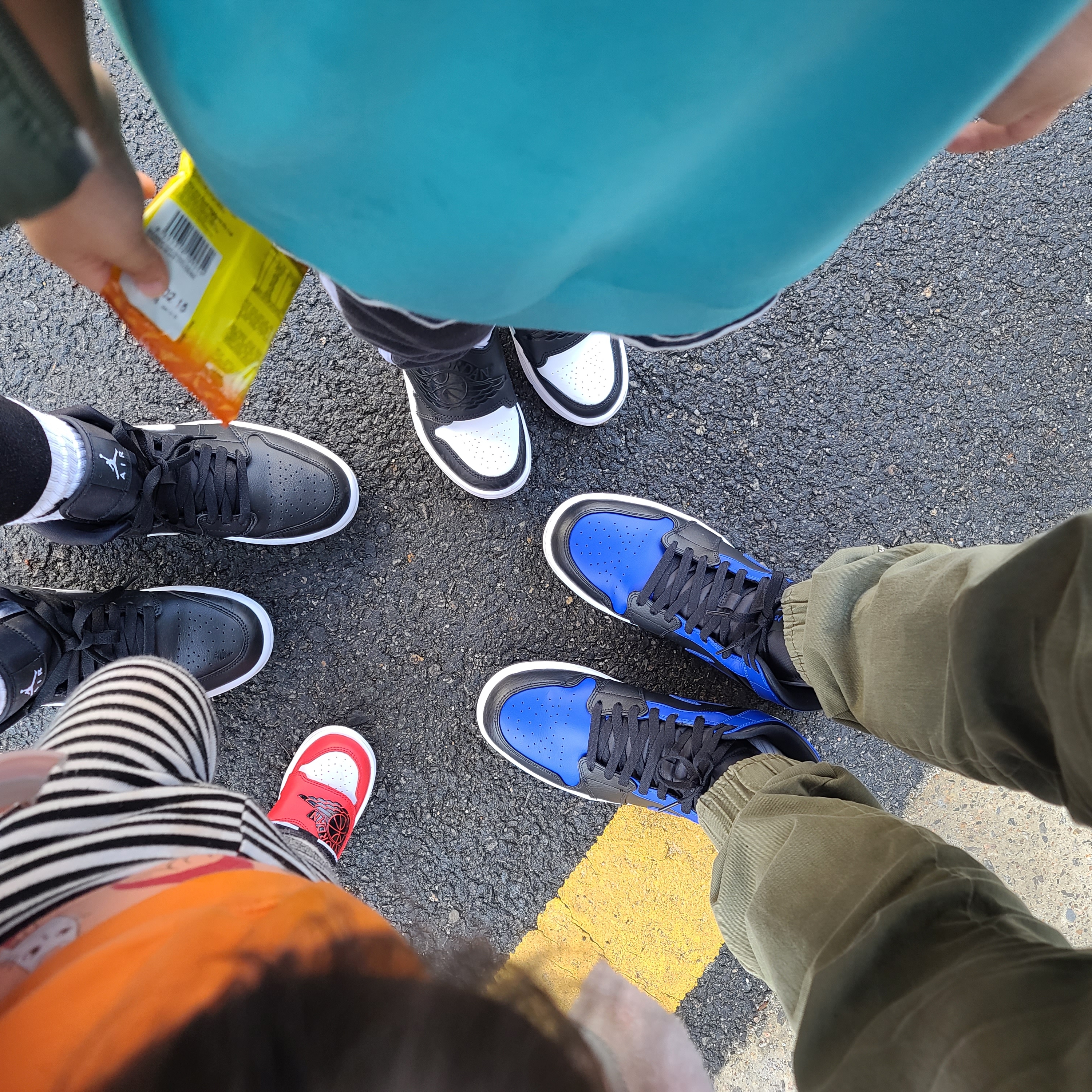 Jordan 1 Mid Black Hyper Royal 착용 스타일 - 3