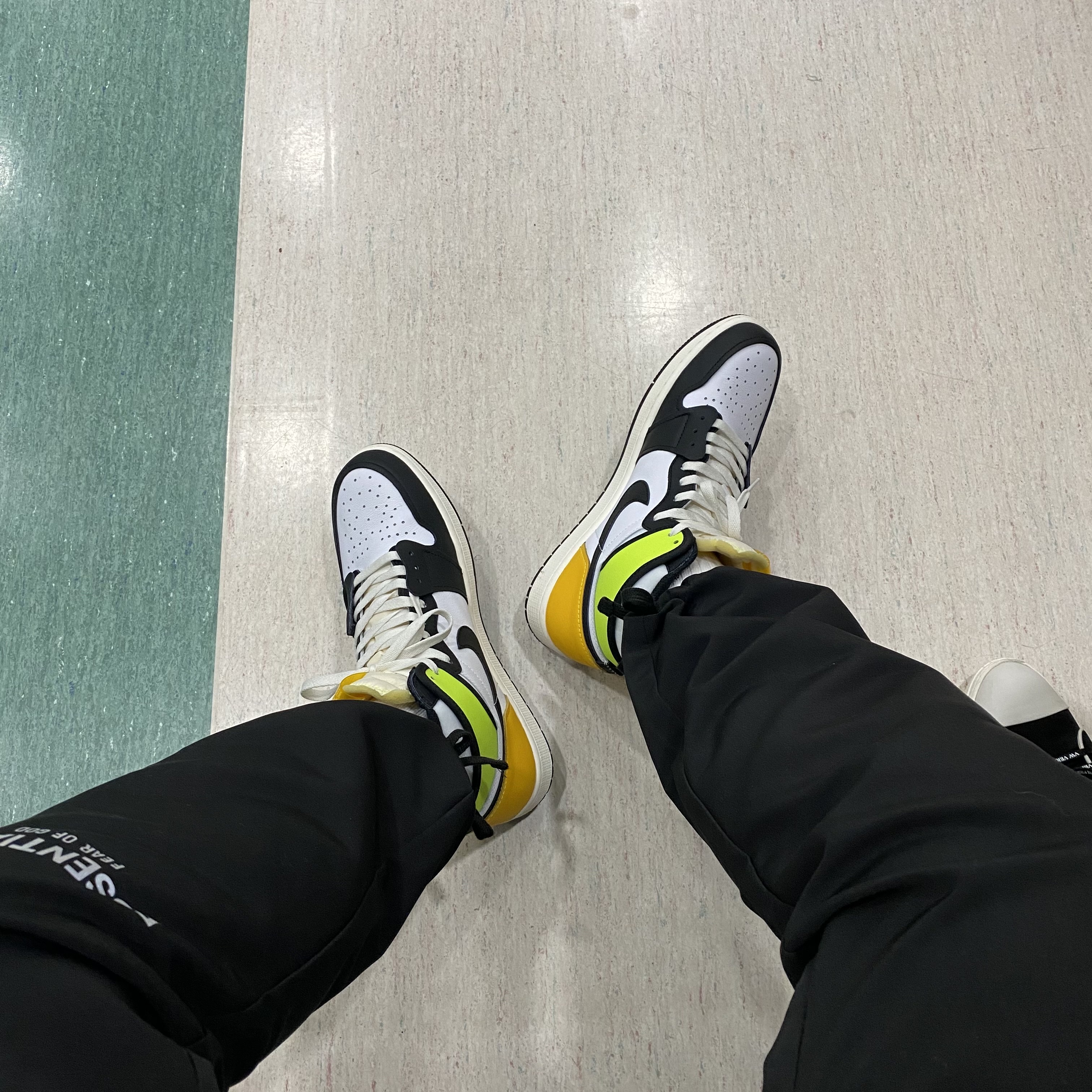 Jordan 1 Retro High OG Volt Gold, Essentials Fleece Lounge Pants Navy/Dark Navy - Ssense Exclusive 착용 스타일