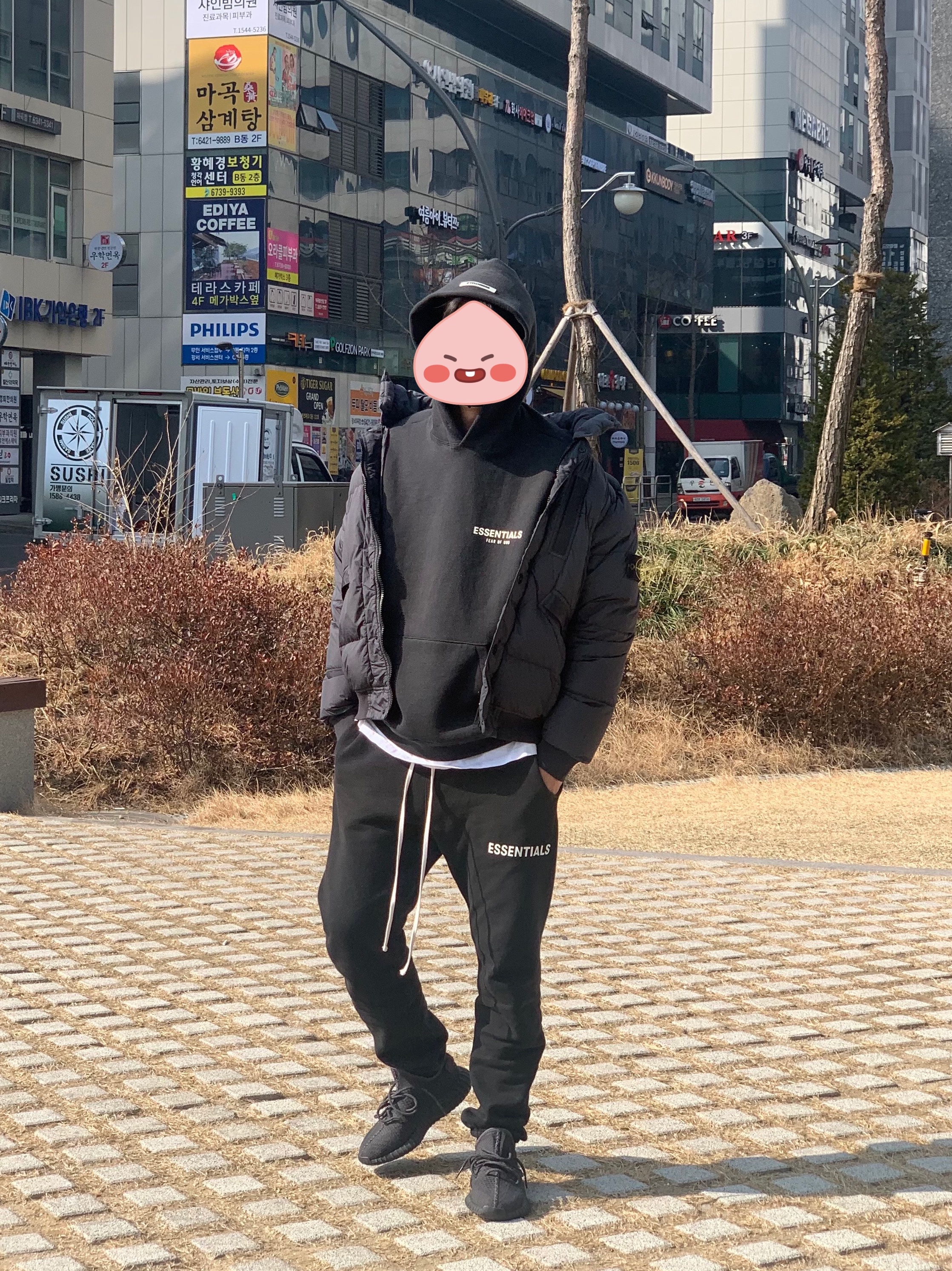 Adidas Yeezy Boost 350 V2 Black - Non-Reflective 착용 스타일