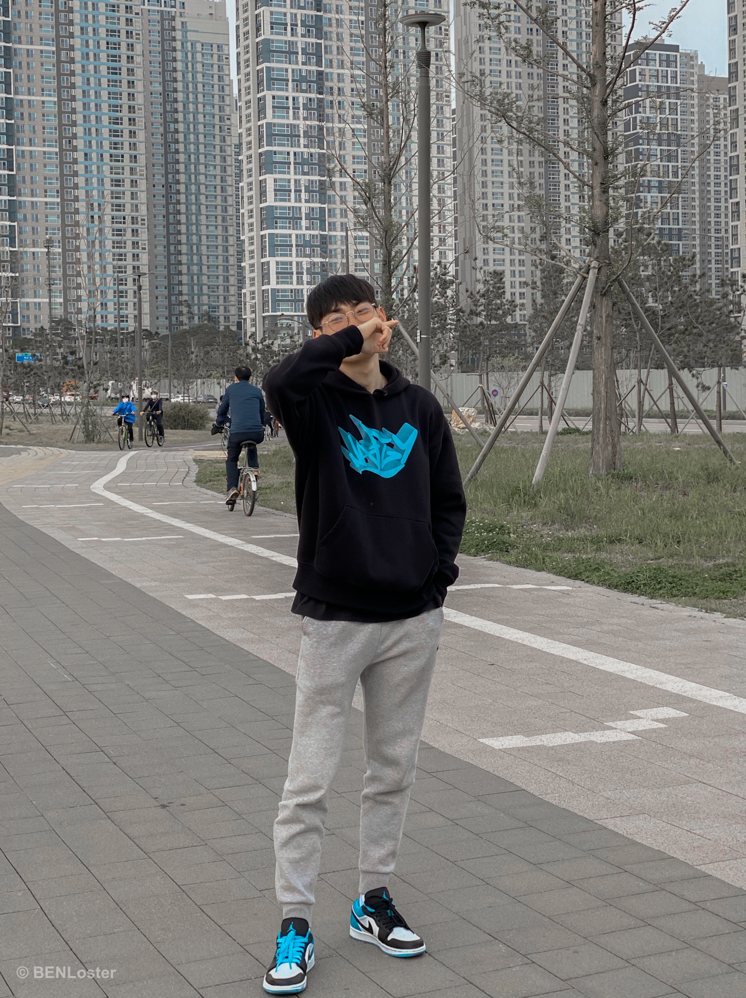 Jordan 1 Low SE Laser Blue 착용 스타일