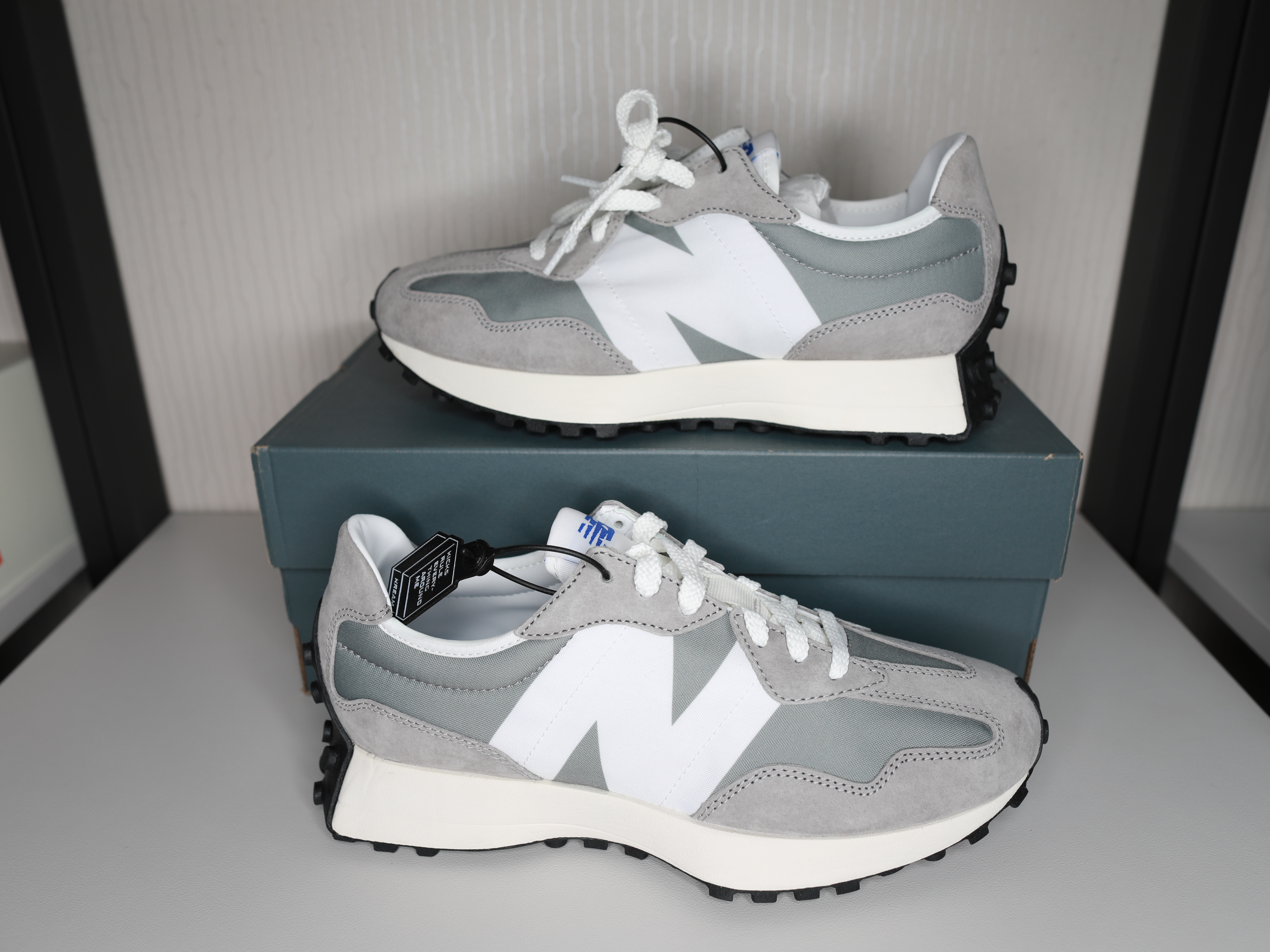 New Balance 327 Grey 착용 스타일 - 1