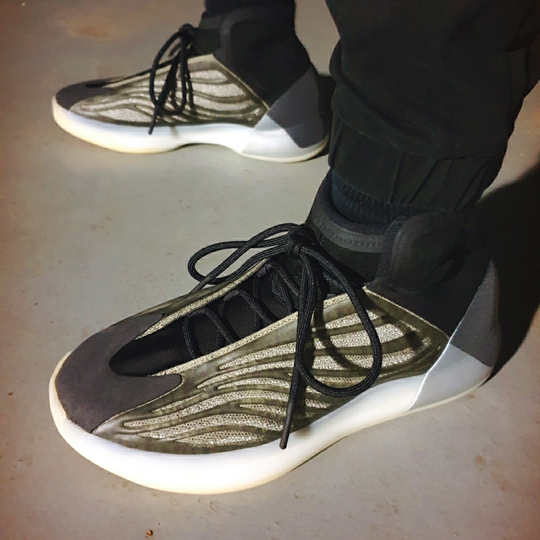 Adidas Yeezy QNTM Barium 착용 스타일 - 5