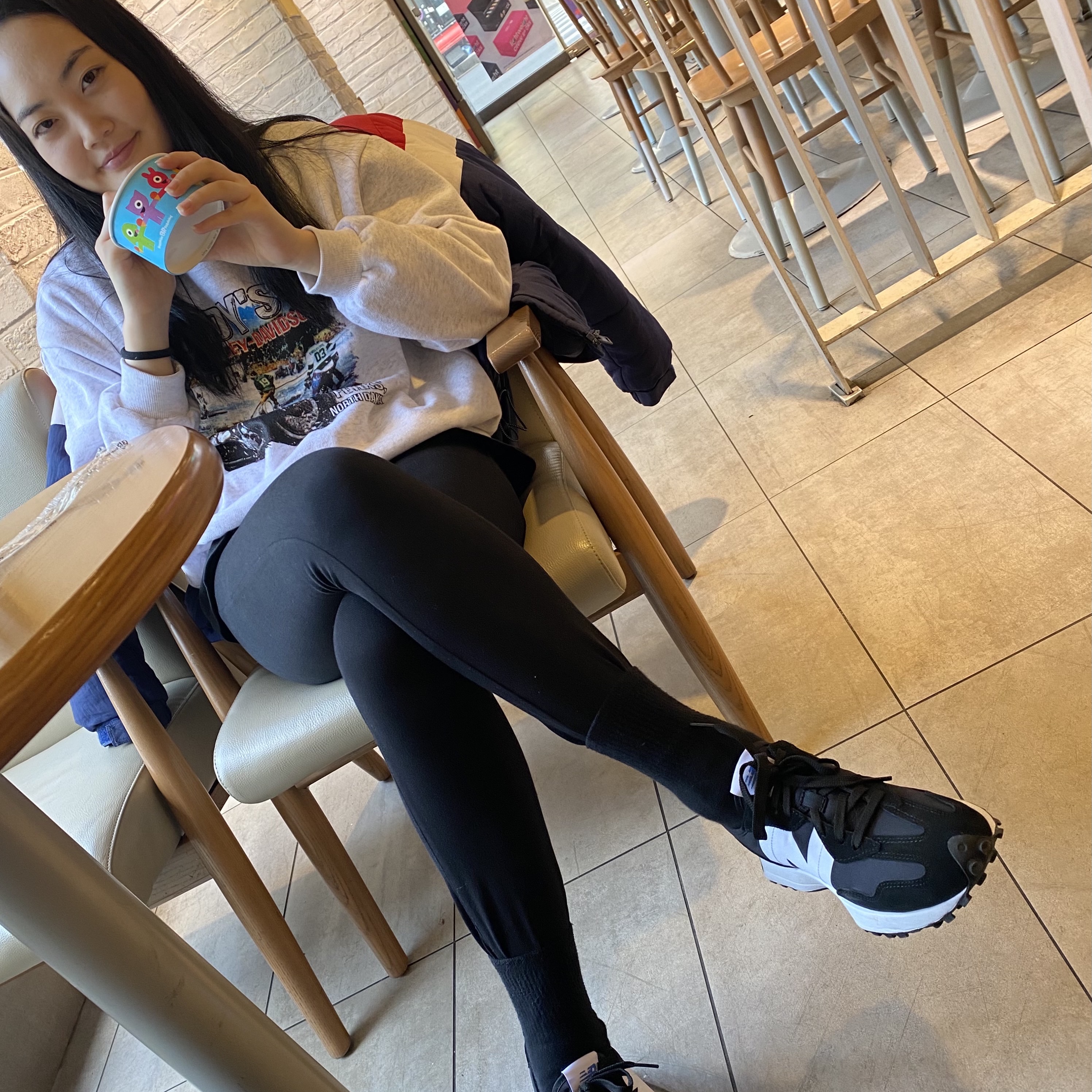 New Balance 327 Black 착용 스타일 - 2