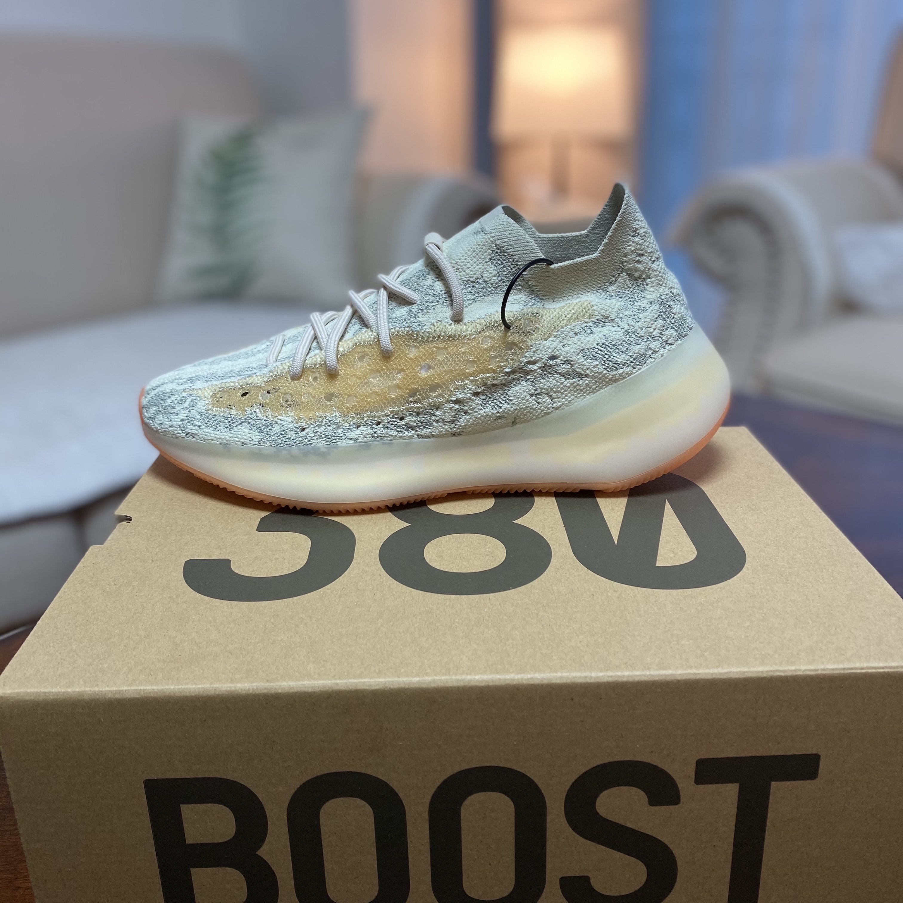Adidas Yeezy Boost 380 Yecoraite - Reflective 착용 스타일 - 1