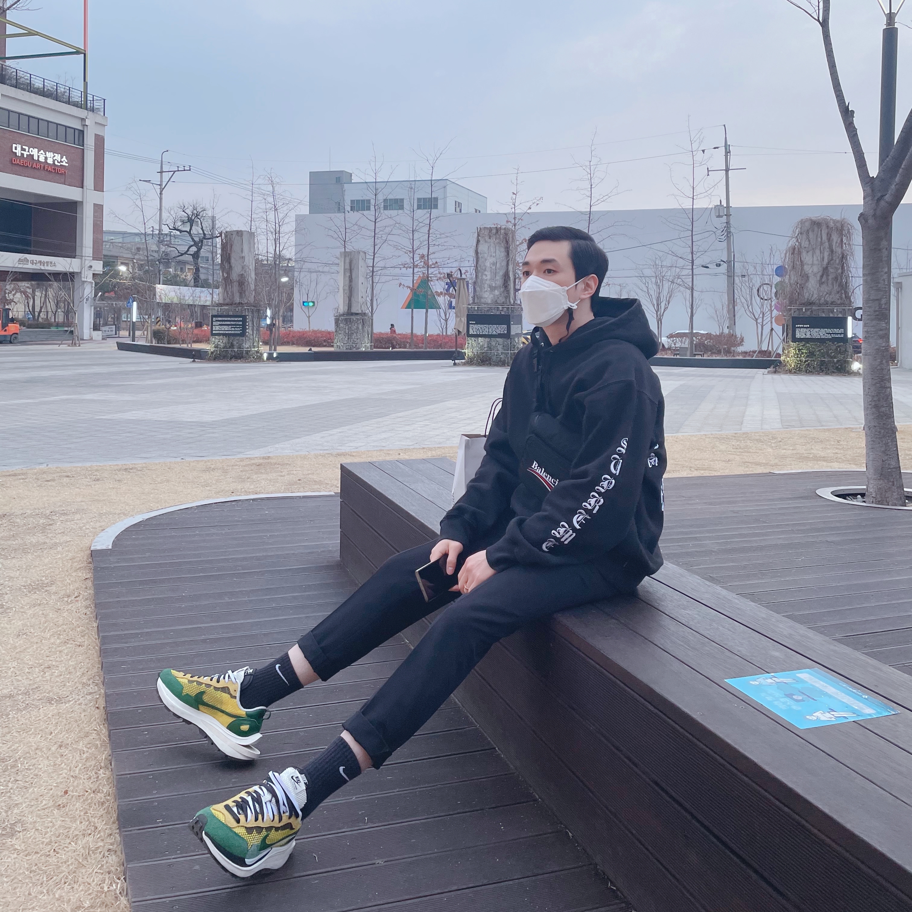 Nike x Sacai VaporWaffle Tour Yellow & Gorge Green Sail 착용 스타일 - 3
