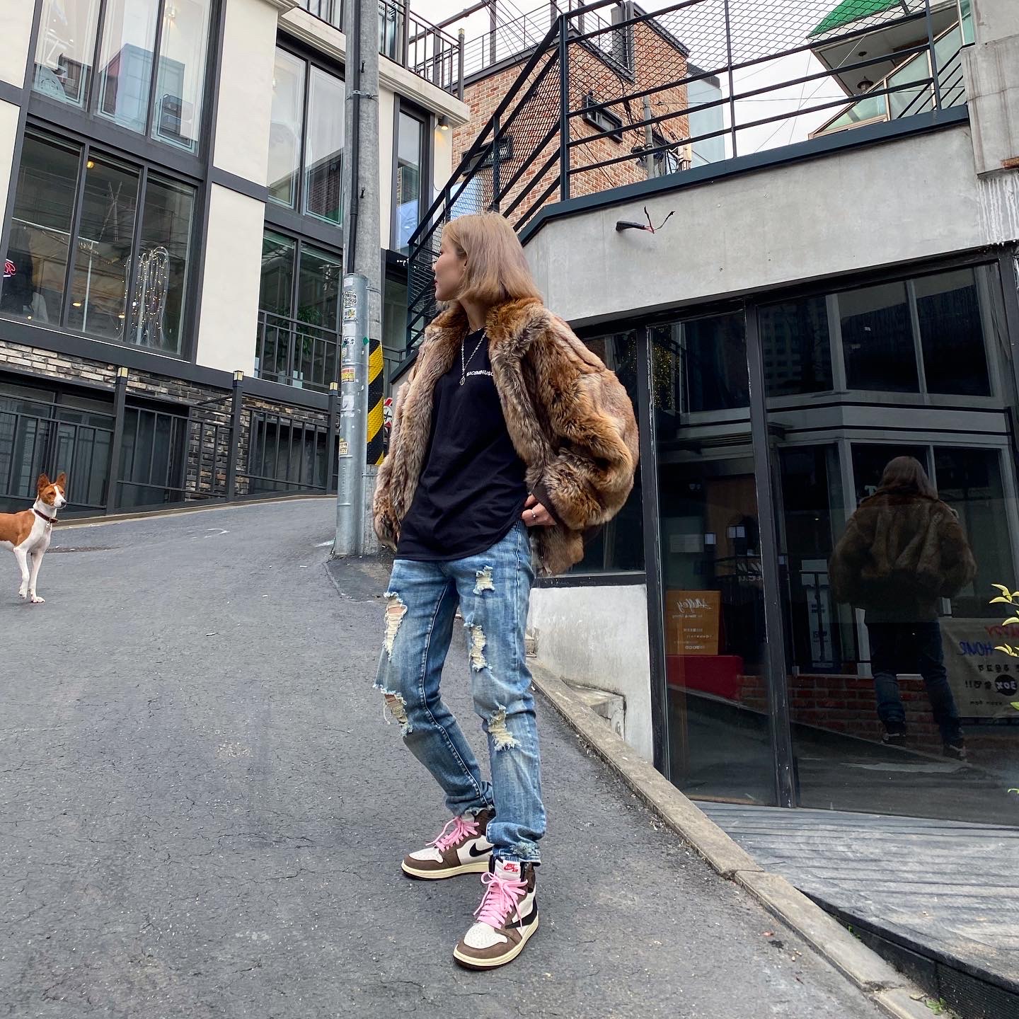 Jordan 1 x Travis Scott Retro High OG SP Mocha 착용 스타일 - 2