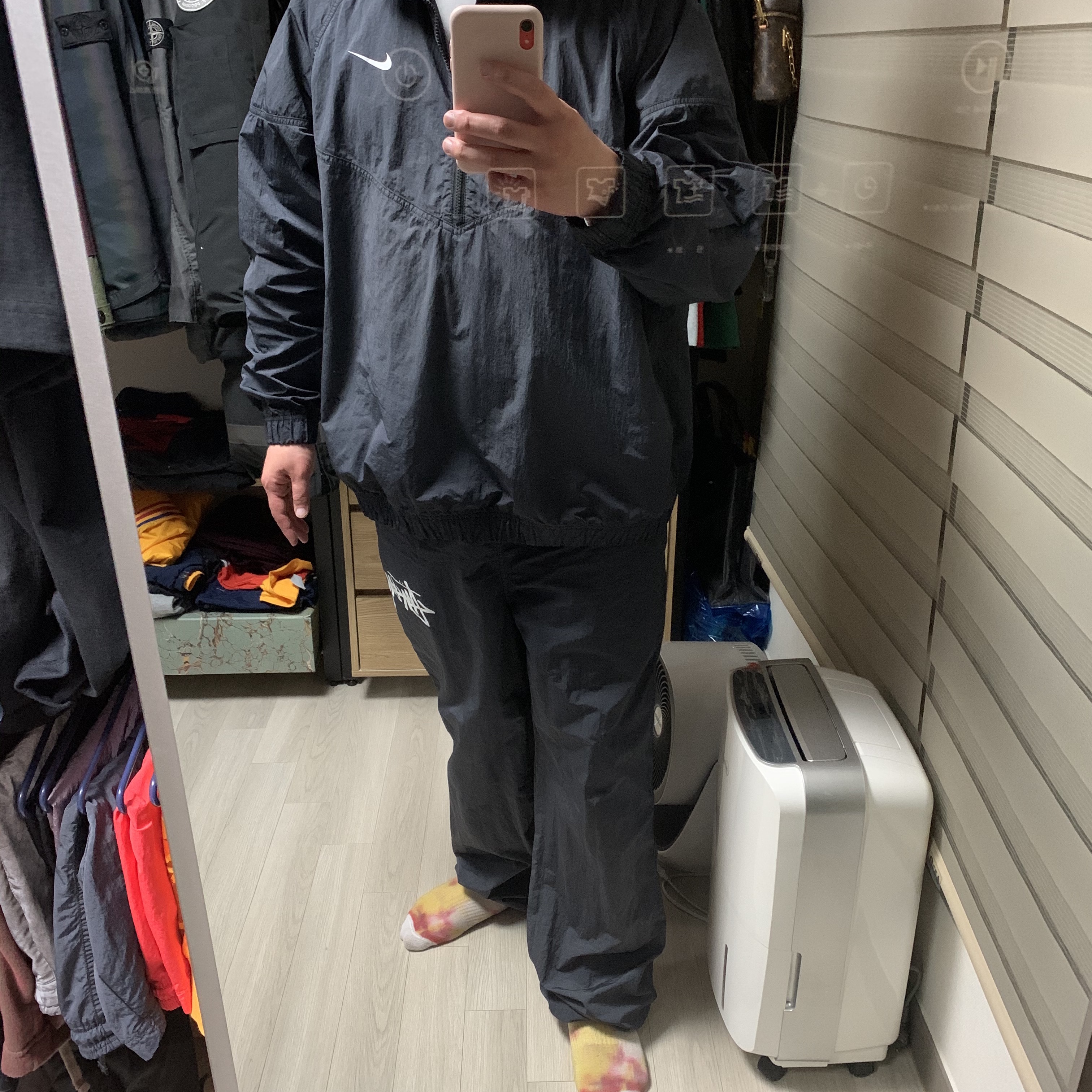 Nike x Stussy Windrunner Jacket Off Noir, Nike x Stussy Beach Pants Off Noir 착용 스타일