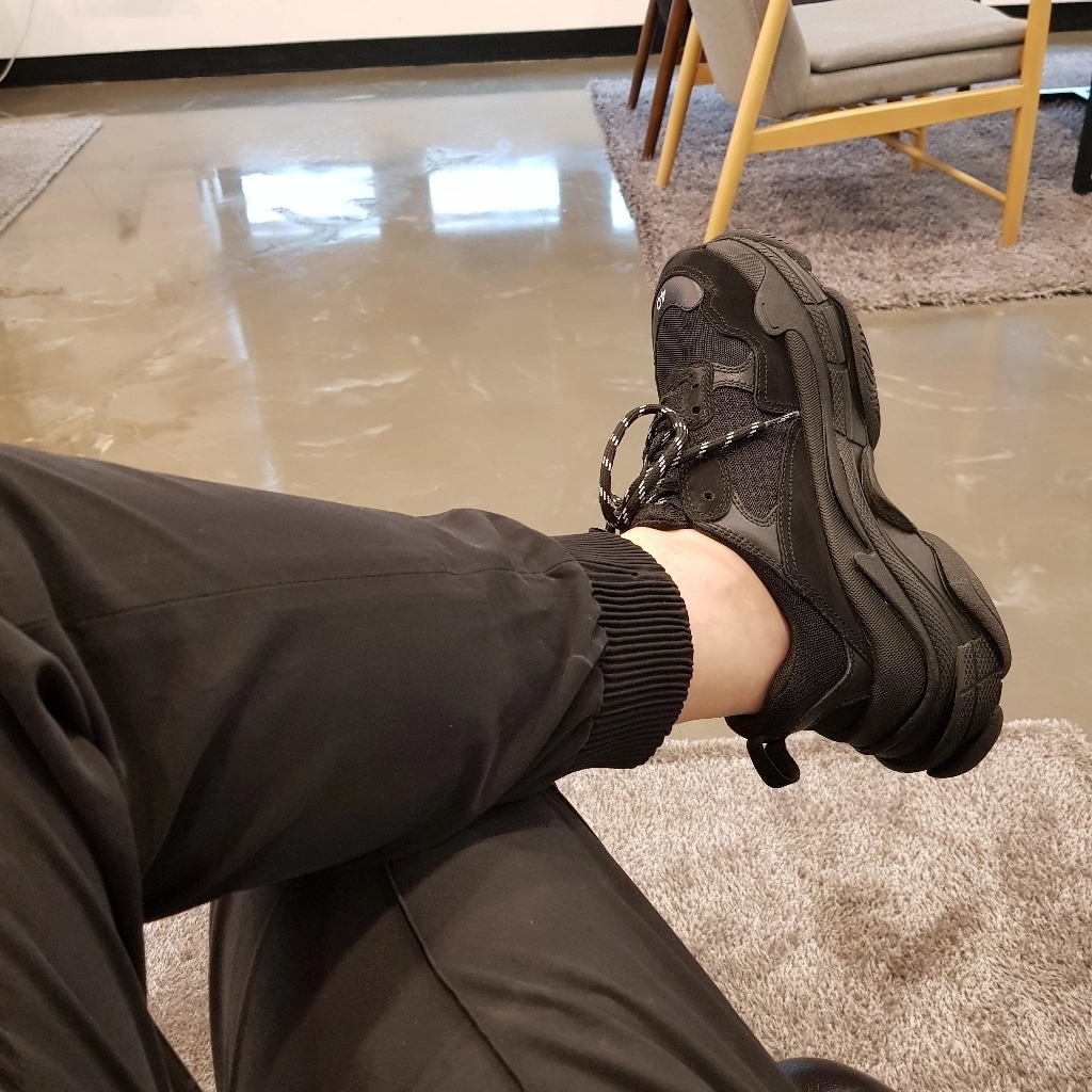 Balenciaga Triple S Triple Black 2018 Reissue (Pre-Distressed) 착용 스타일