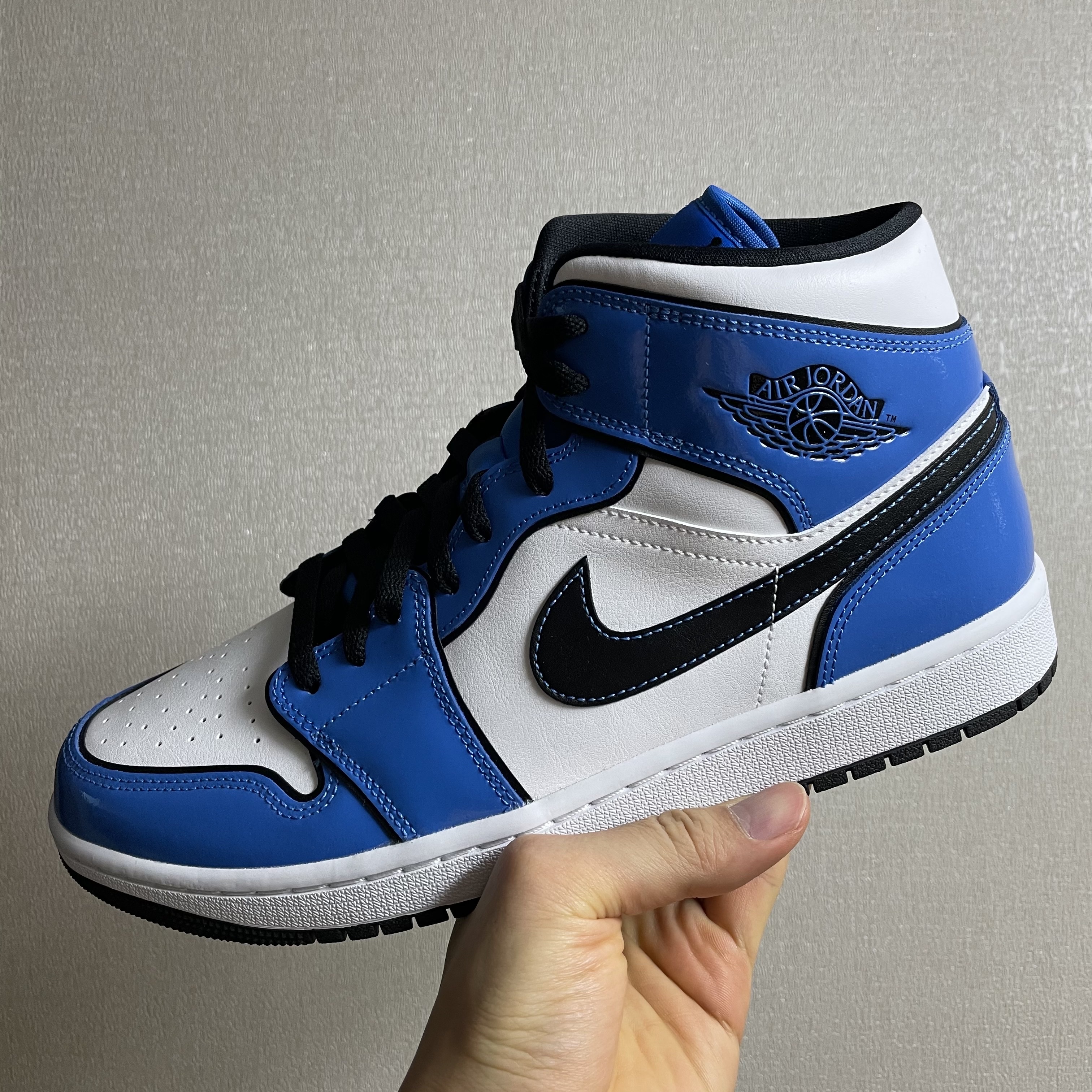 Jordan 1 Mid SE Signal Blue 착용 스타일