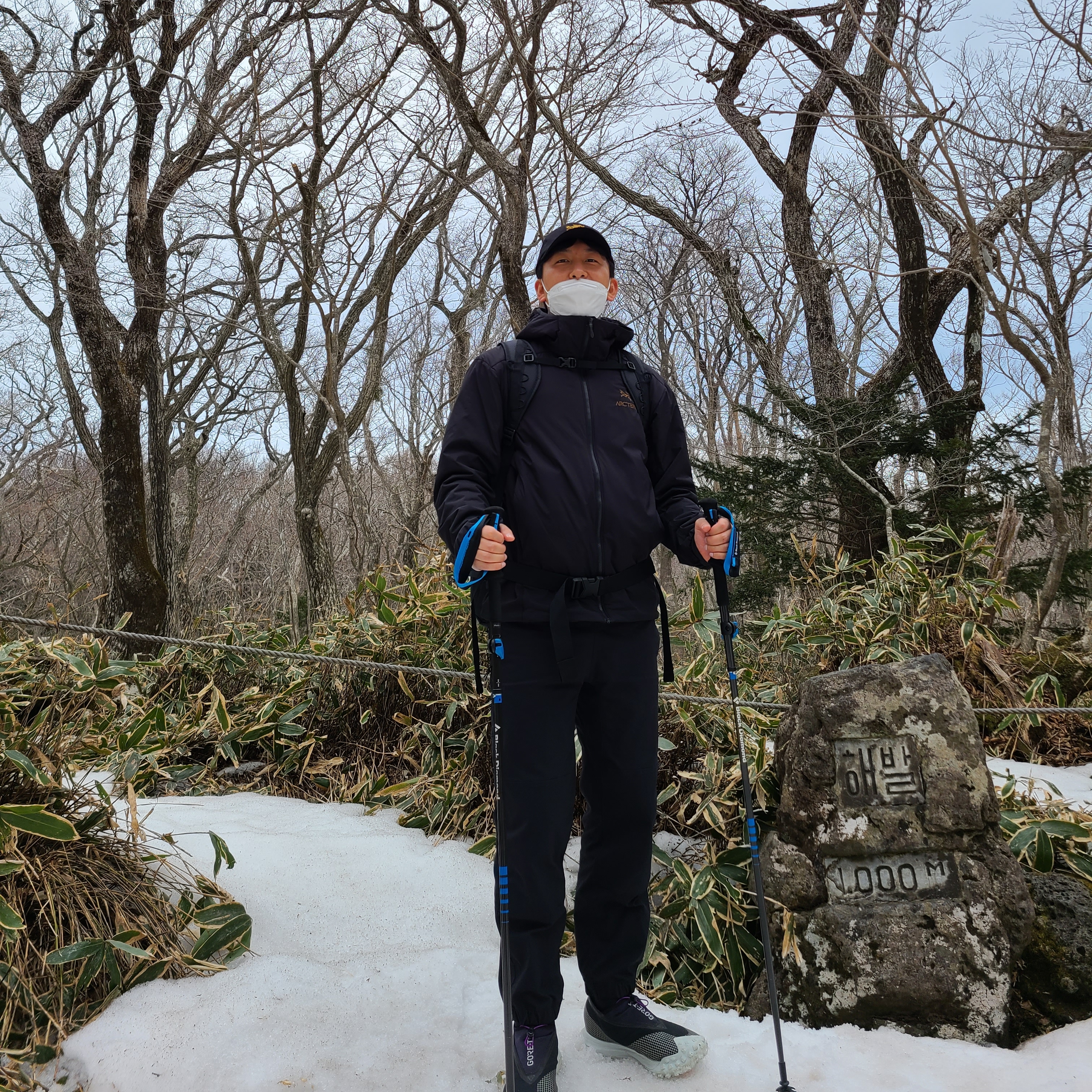 Nike ACG Mountain Fly Gore-Tex Metallic Silver, Palace x Arc'teryx 6-Panel Black - 20FW 착용 스타일 - 2