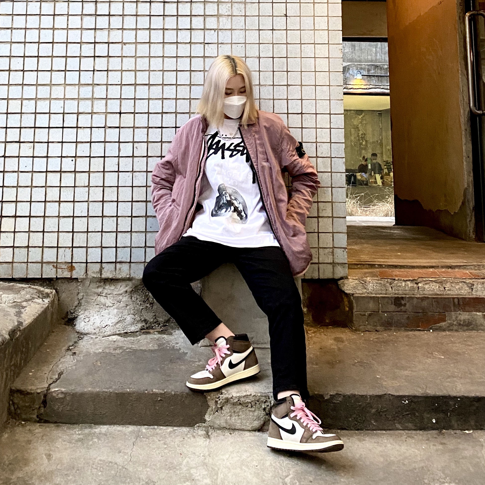 Stussy x Rick Owens 40 WT T-Shirt, Jordan 1 x Travis Scott Retro High OG SP Mocha 착용 스타일
