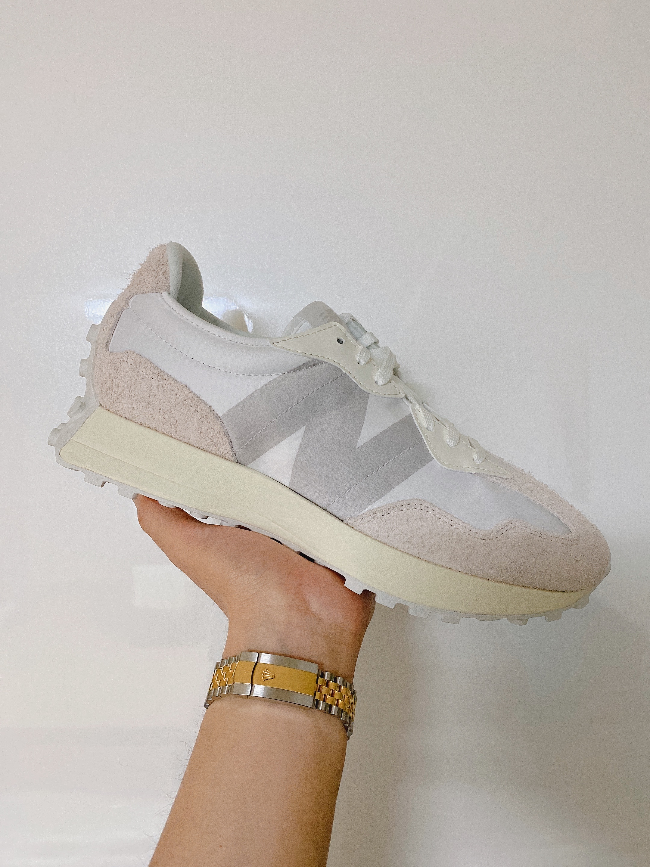 (W) New Balance 327 White Moonbeam 착용 스타일