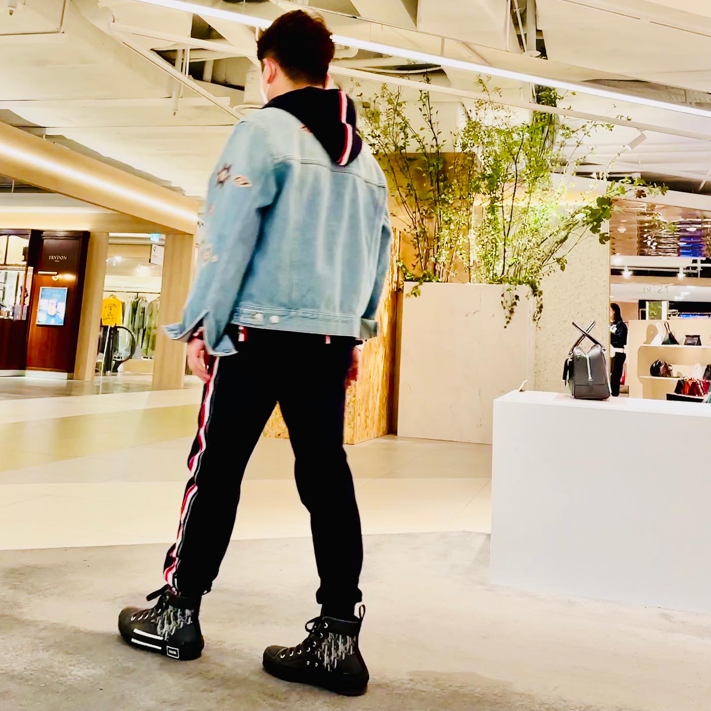 Dior B23 High Dior Oblique Canvas with Black Calfskin, Thom Browne Stripe Sweatpants Light Navy 착용 스타일 - 3