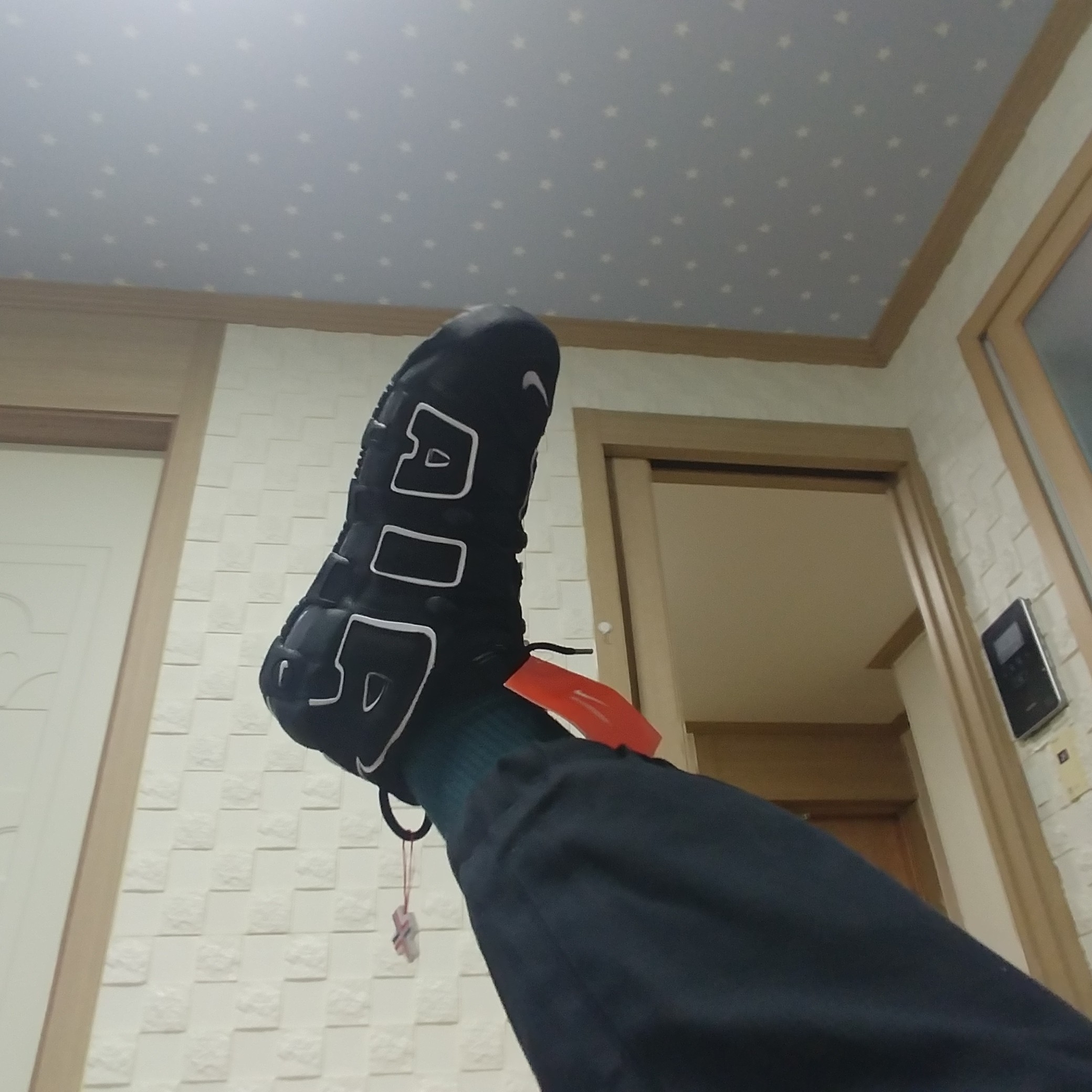 Nike Air More Uptempo Black White 2020 착용 스타일 - 2