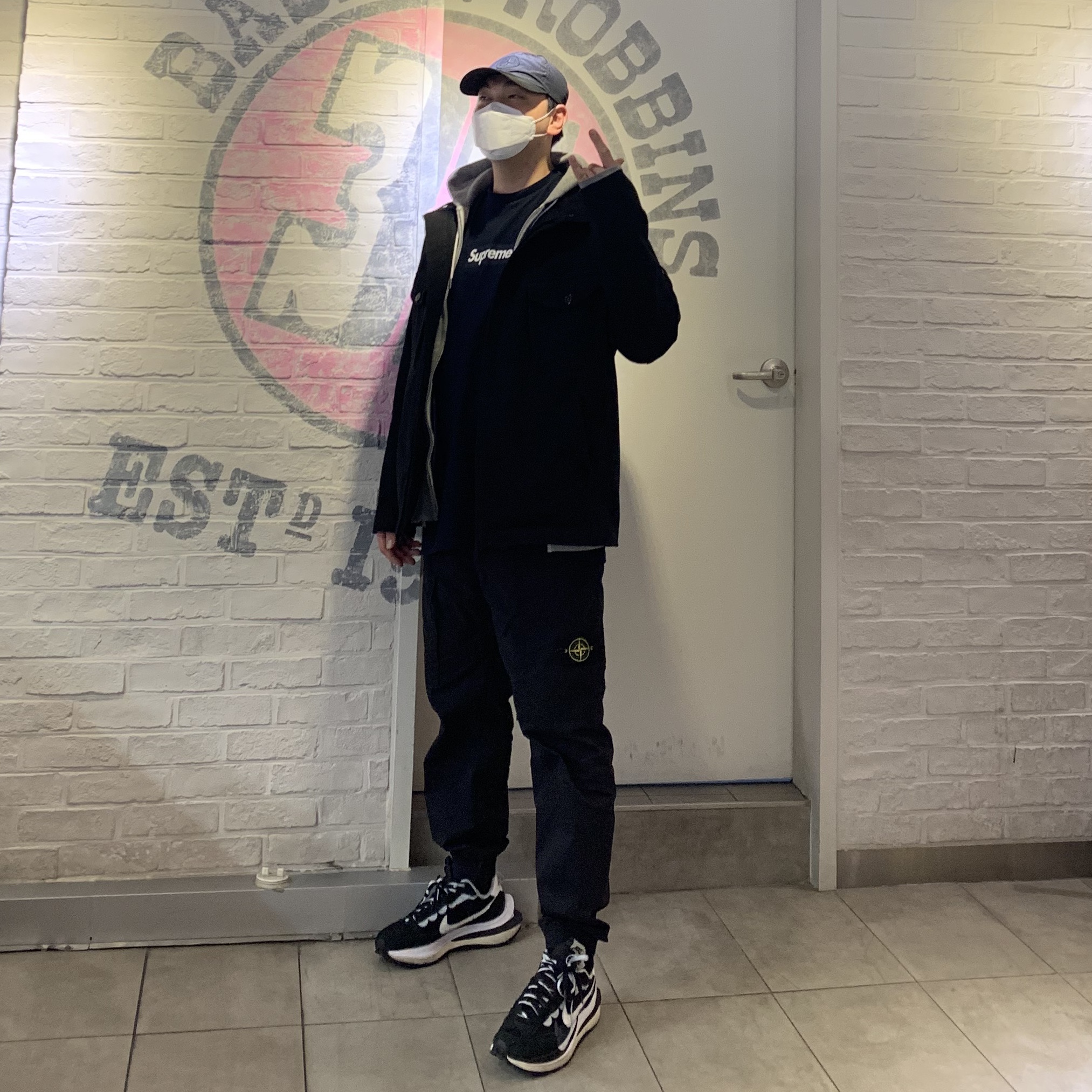 Nike x Sacai VaporWaffle Black White, Supreme Box Logo L/S T-Shirt Navy - 20FW 착용 스타일