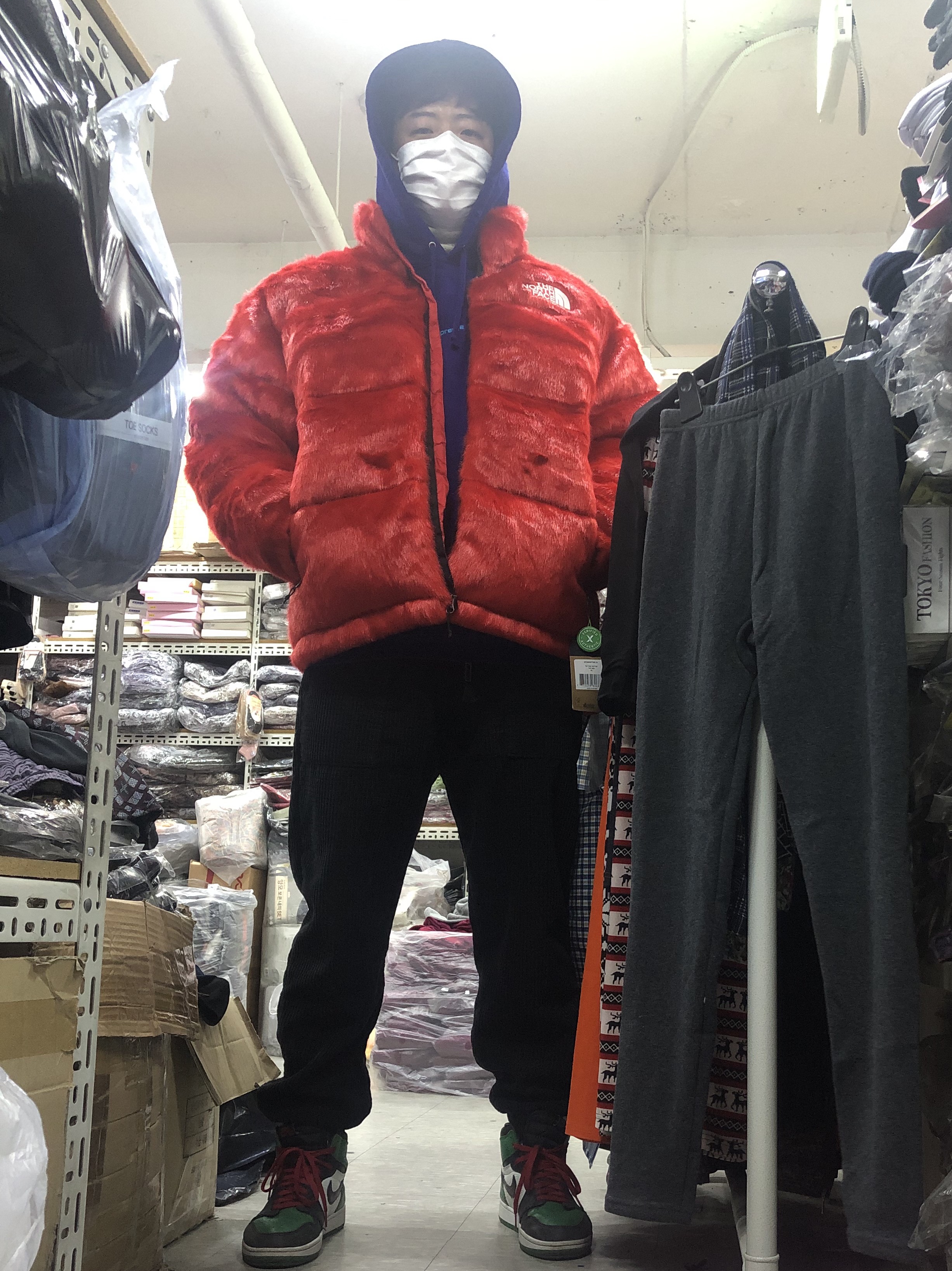 Supreme x The North Face Faux Fur Nuptse Jacket Red - 20FW, Jordan 1 Retro High OG Pine Green Black 착용 스타일