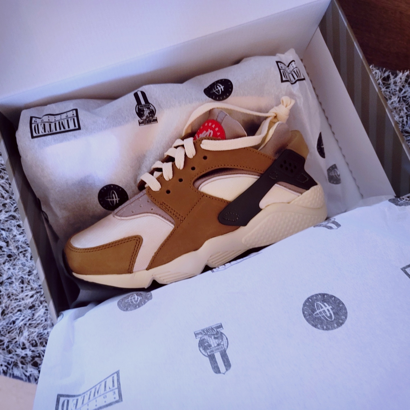 Nike x Stussy Air Huarache LE Desert Oak 착용 스타일