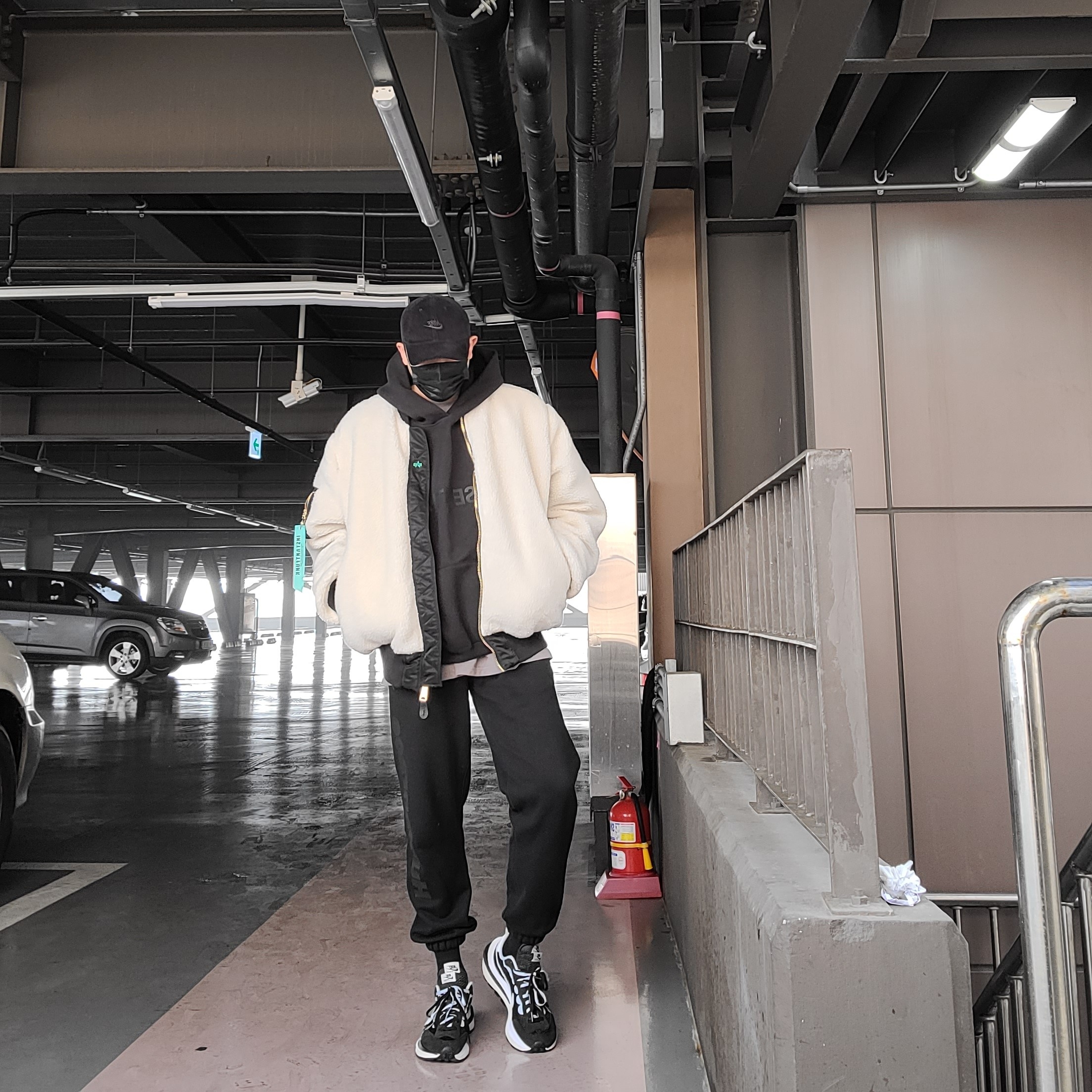 Nike x Sacai VaporWaffle Black White, Essentials 3D Silicon Applique Pullover Hoodie Dark Slate/Black 2020 착용 스타일
