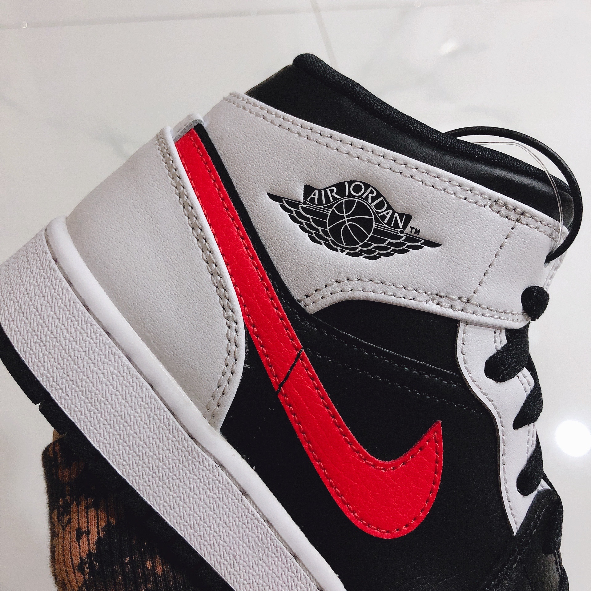(GS) Jordan 1 Mid Black Chile Red 착용 스타일 - 2