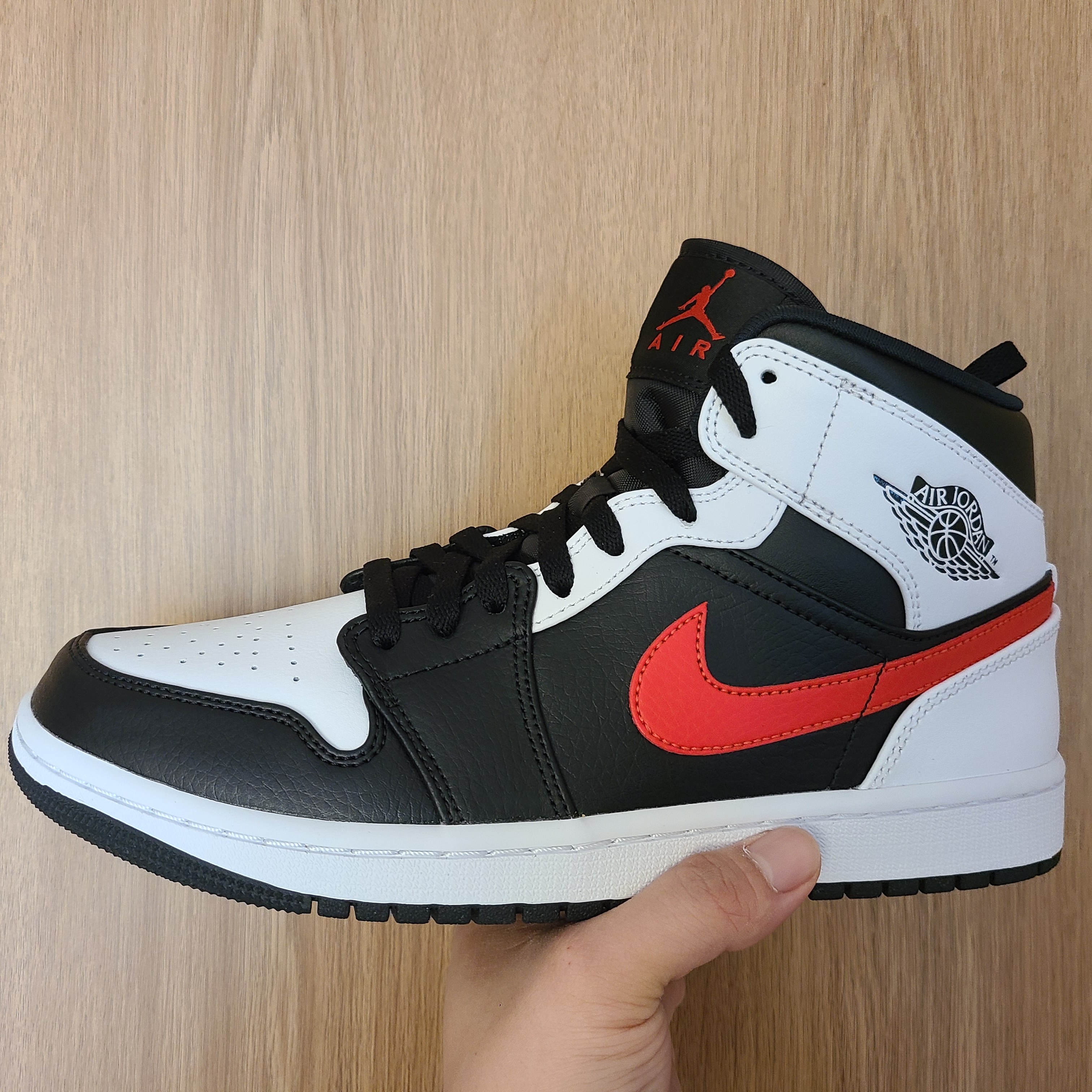 Jordan 1 Mid Black Chile Red 착용 스타일