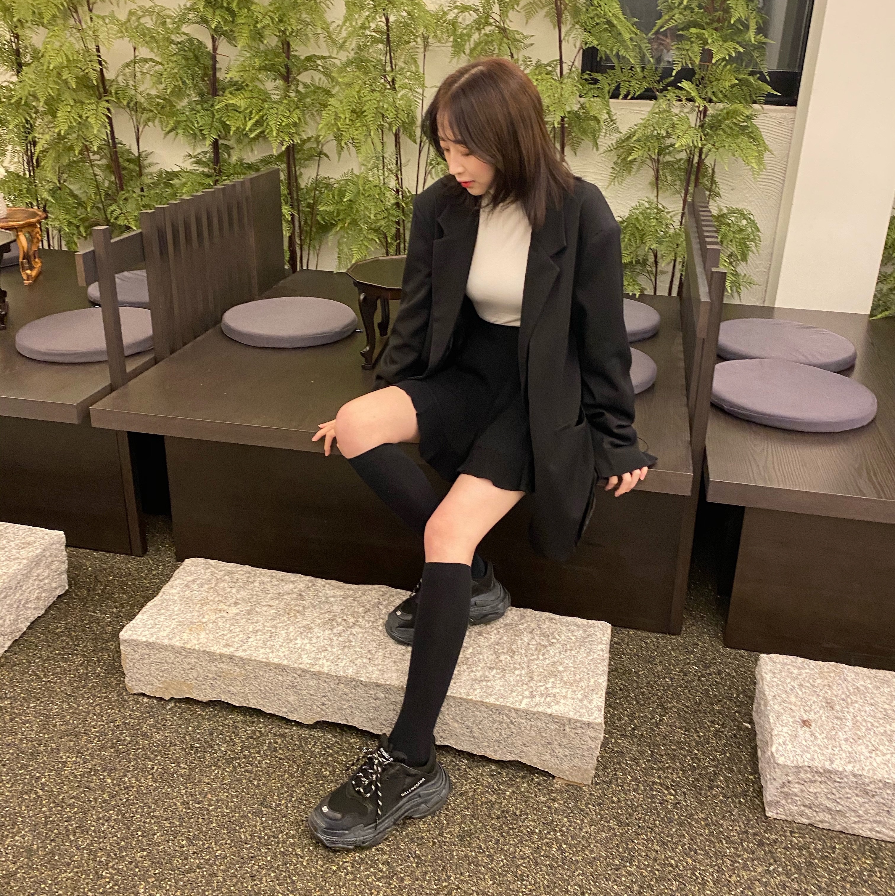 Balenciaga Triple S Trainer Triple Black 착용 스타일 - 1