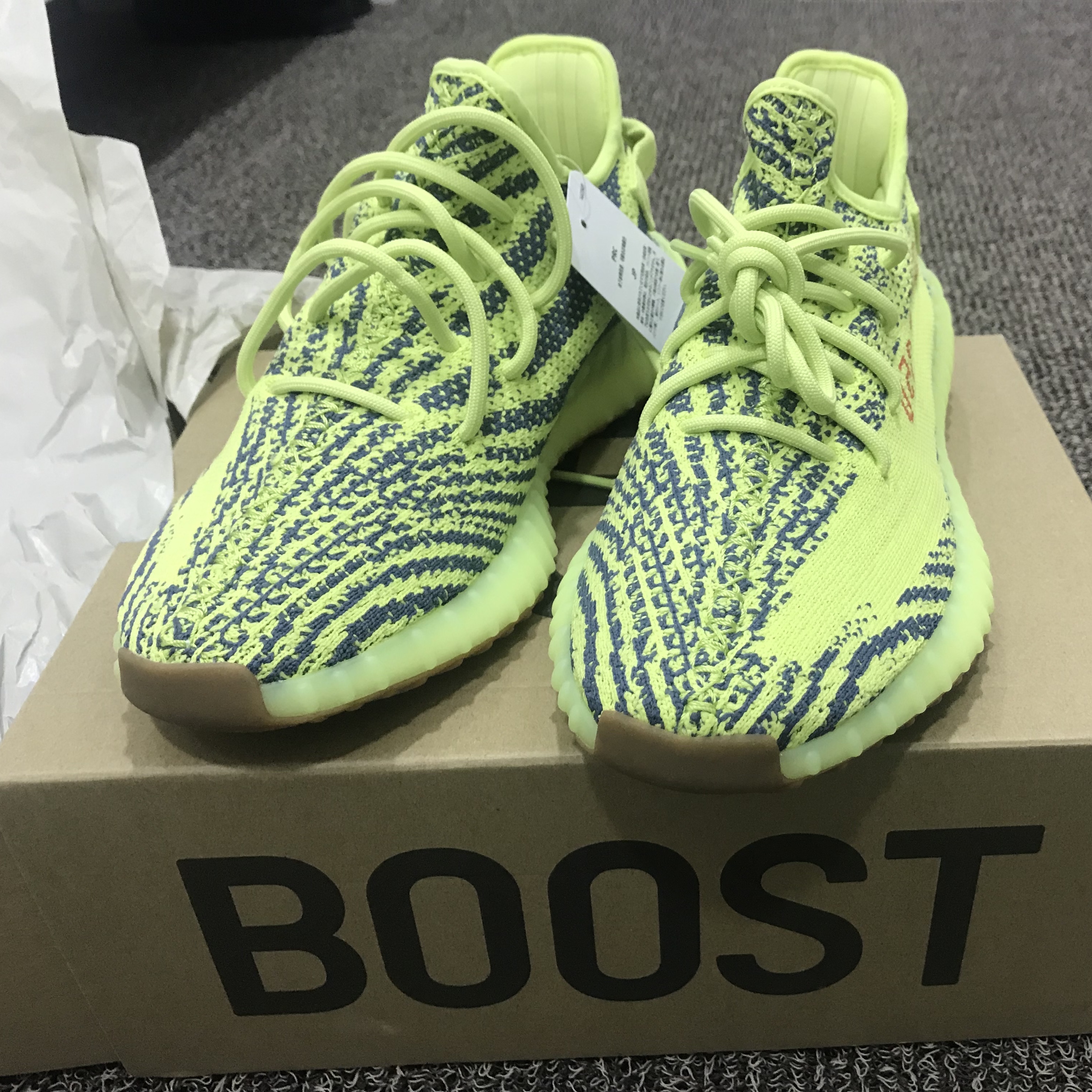 Adidas Yeezy Boost 350 V2 Semi Frozen Yellow 착용 스타일