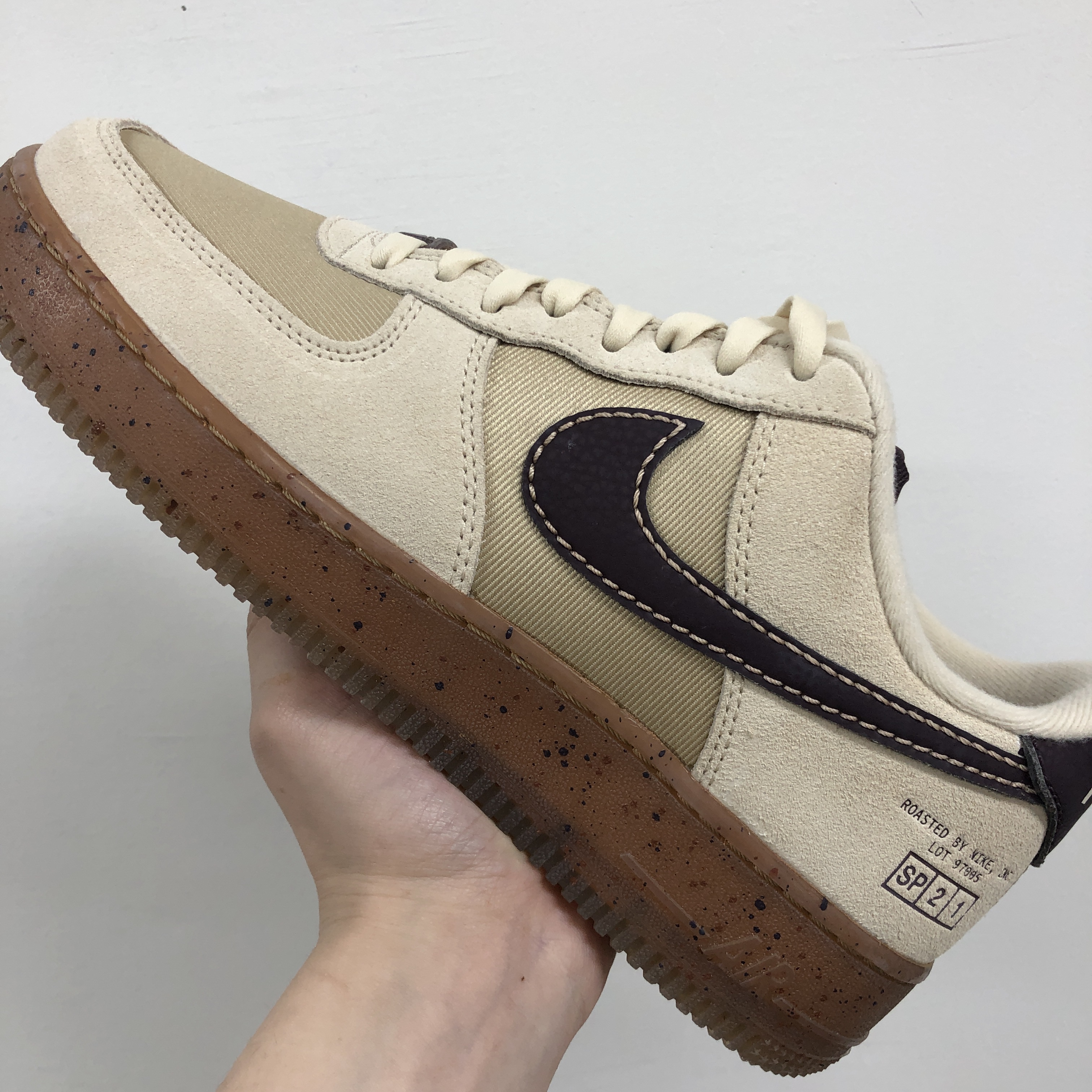 Nike Air Force 1 '07 LV8 Coffee 착용 스타일