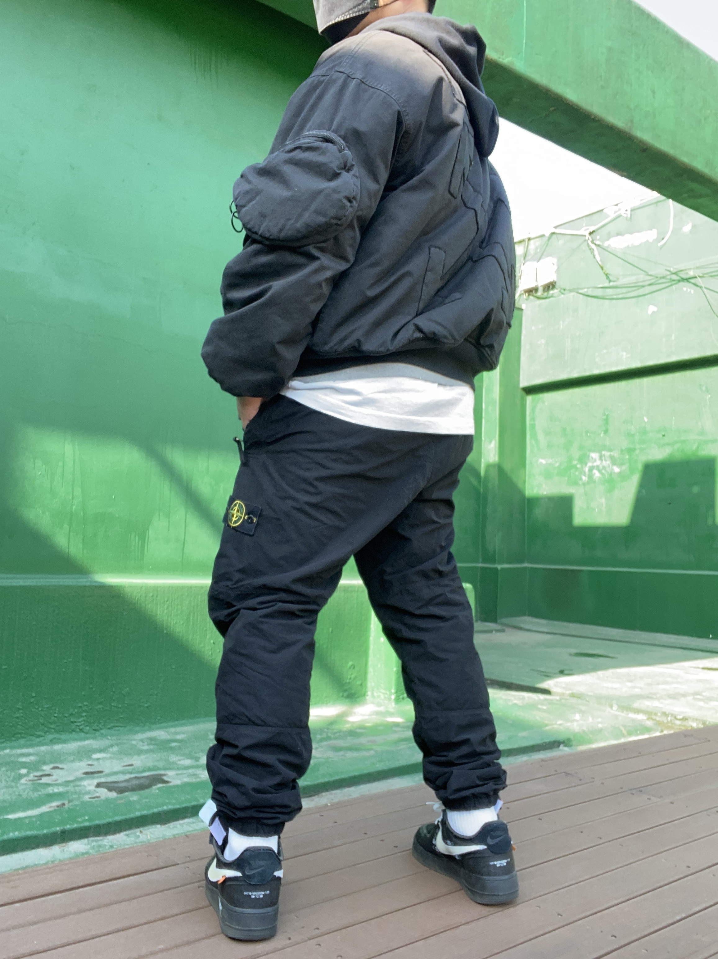 Nike x Off-White Air Force 1 Low Black White, Jordan 1 x Travis Scott Retro High OG SP Mocha 착용 스타일 - 1