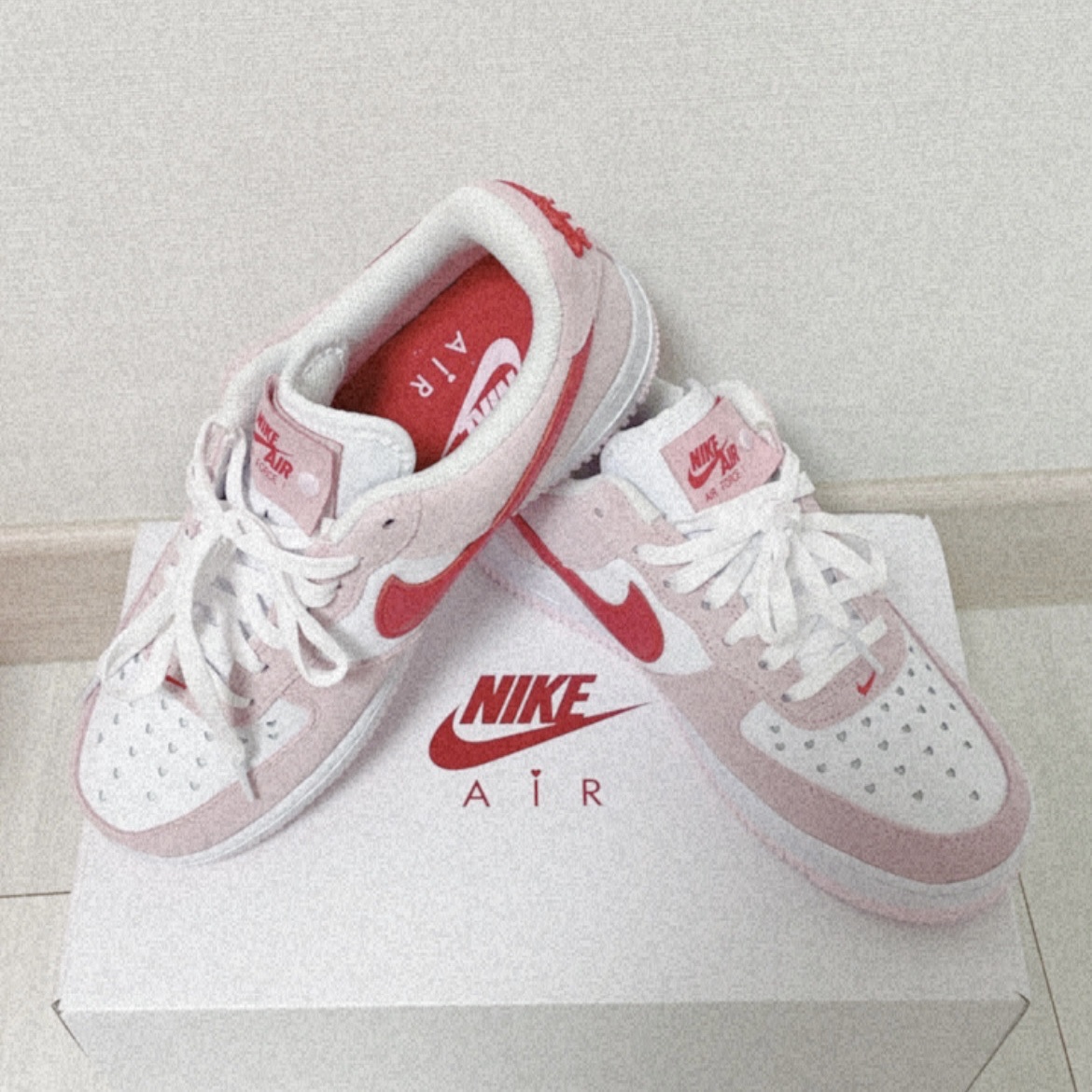 Nike Air Force 1 '07 QS Valentine's Day 착용 스타일