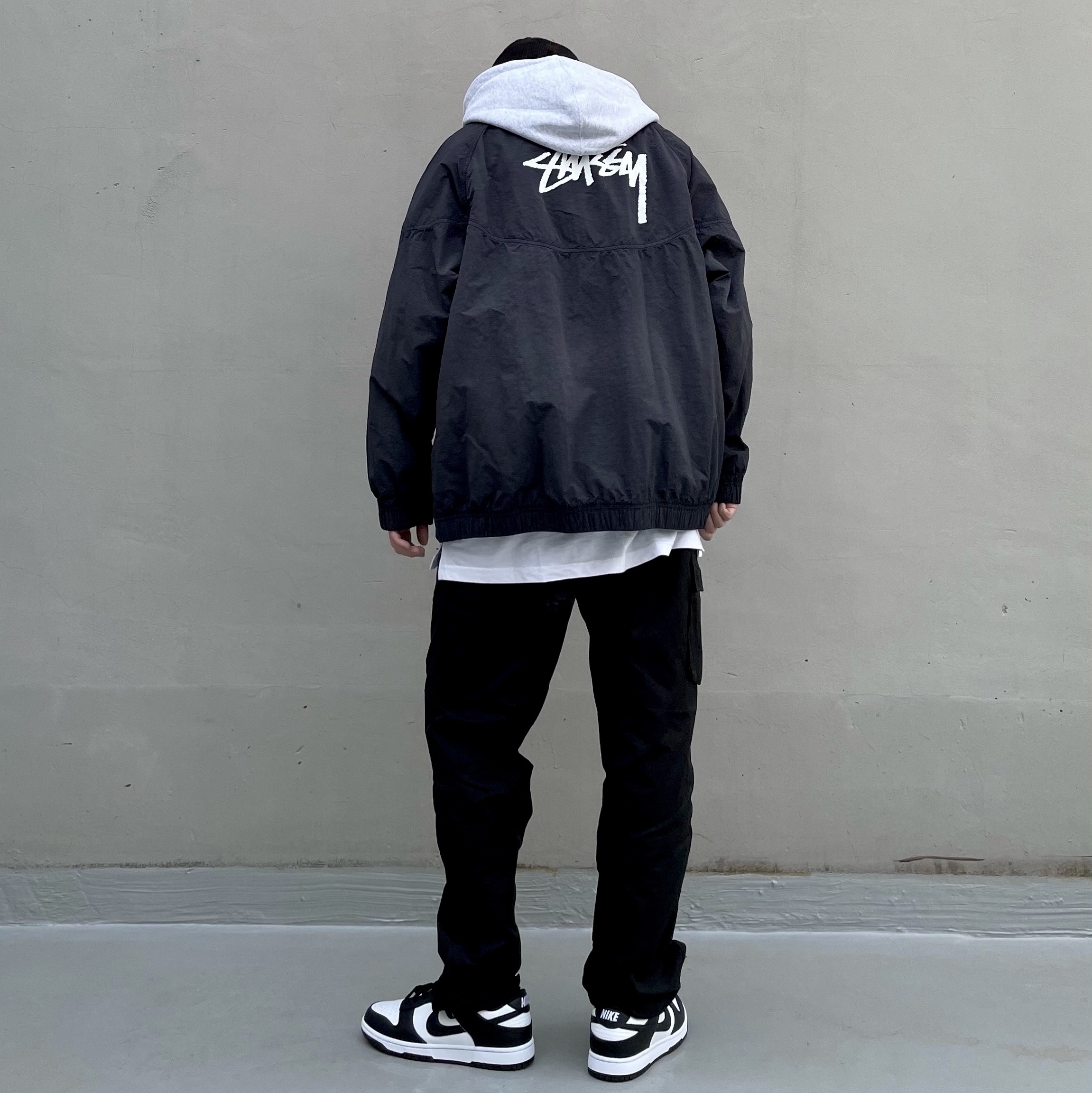 Nike x Stussy Windrunner Jacket Off Noir, Nike Dunk Low Retro Black 착용 스타일 - 2