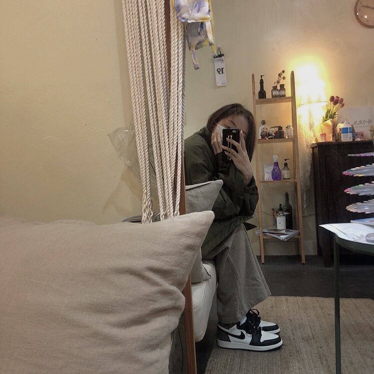 Jordan 1 Retro High OG Black Mocha 착용 스타일 - 2