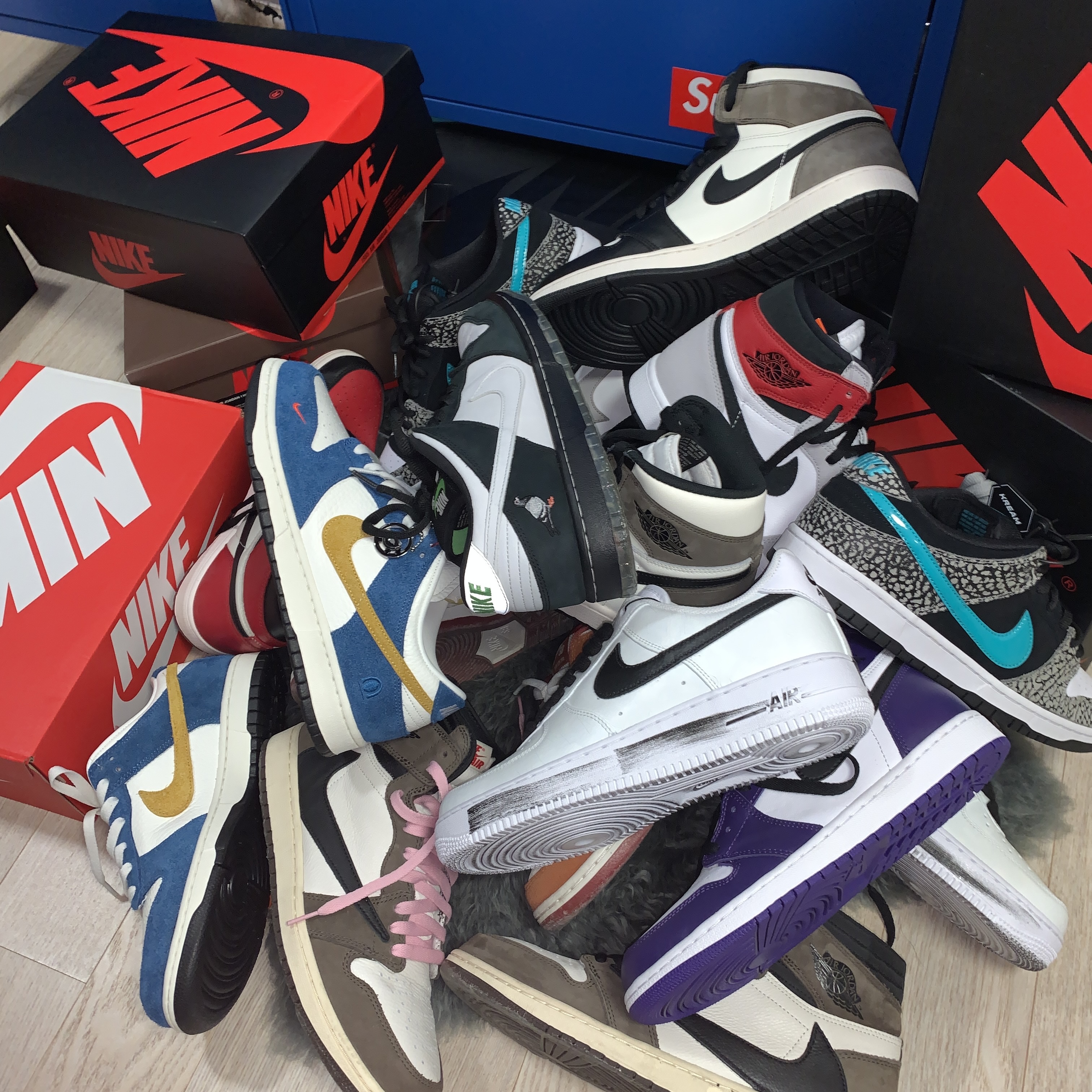 Nike x Kasina Dunk Low 80's Bus, Jordan 1 Retro High OG Black Mocha 착용 스타일