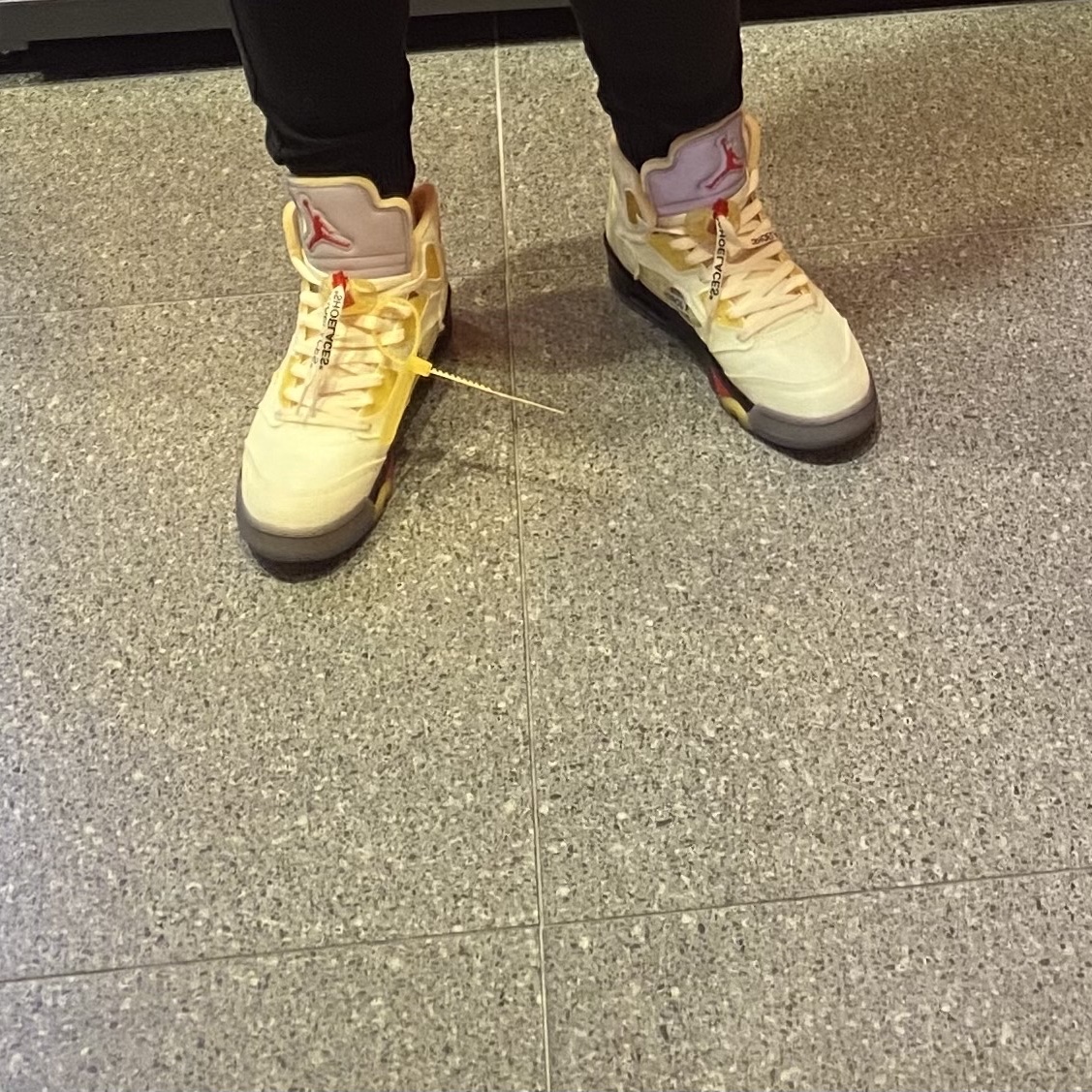 Jordan 5 x Off-White Retro SP Sail Fire Red 착용 스타일